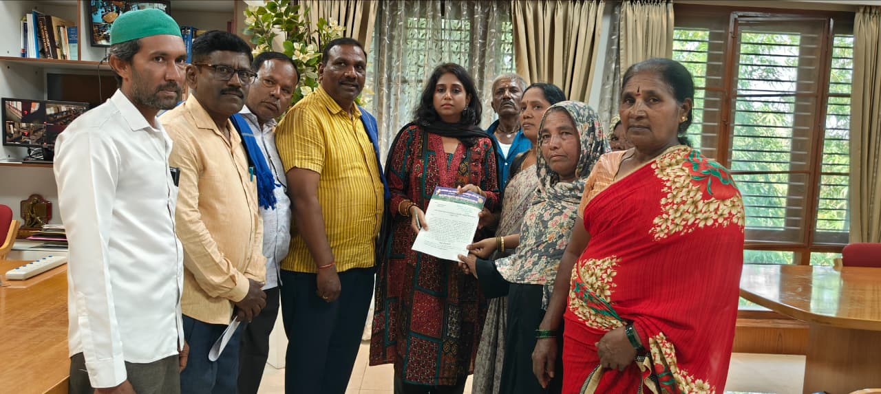 ಮುಖ್ಯಮಂತ್ರಿ ಕಾರ್ಯಕ್ರಮದಲ್ಲಿ ಸ್ಲಂ ಜನರಿಗೆ ಹಕ್ಕುಪತ್ರ ವಿತರಣೆಗೆ* *ಆಗ್ರಹ ಜಿಲ್ಲಾಧಿಕಾರಿಗಳ ಕಛೇರಿ ಮುಂದೆ* *ಪ್ರತಿಭಟನೆ