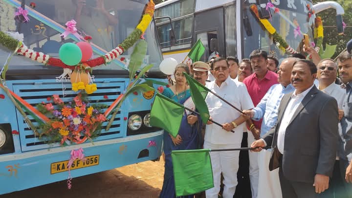 ಮಧುಗಿರಿ ಪಟ್ಟಣದ ಹೊರ ವಲಯದ ಪಾಳ್ಯದಹಳ್ಳಿಯಲ್ಲಿ ಸಾರಿಗೆ ಇಲಾಖೆ ಮತ್ತು ರೇಷ್ಮೆ ಇಲಾಖೆಯ ಸಹಯೋಗದೊಂದಿಗೆ ಸುಮಾರು ₹11.50 ಕೋಟಿ ರೂ ವೆಚ್ಚದಲ್ಲಿ "ಸಹಾಯಕ ಪ್ರಾದೇಶಿಕ ಸಾರಿಗೆ ಅಧಿಕಾರಿಗಳ ಕಛೇರಿಯ ನೂತನ ಕಟ್ಟಡ ಹಾಗೂ ಸ್ವಯಂ ಚಾಲಿತ ವಾಹನ ಚಾಲನ ಪರೀಕ್ಷ ಪಥ ಹಾಗೂ ರೇಷ್ಮೆ ಸಹಾಯಕ ನಿರ್ದೇಶಕರ ಕಛೇರಿಯ ನೂತನ ಕಟ್ಟಡ" ಶಂಕುಸ್ಥಾಪನಾ ಸಮಾರಂಭದಲ್ಲಿ ಸಾರಿಗೆ ಸಚಿವರಾದ ಶ್ರೀ ರಾಮಲಿಂಗರೆಡ್ಡಿಯವರ ಜೊತೆ ಭಾಗವಹಿಸಿ ನೂತನ ಕಟ್ಟಡಕ್ಕೆ ಭೂಮಿ ಪೂಜೆ ನೆರವೇರಿಸಿ, ಮಧುಗಿರಿಯಿಂದ ಬೆಂಗಳೂರಿಗೆ ನೂತನ ರಾಜಹಂಸ ಬಸ್ ಗಳಿಗೆ ಮಧುಗಿರಿ ಶಾಸಕರು ಹಾಗೂ ಮಾಜಿ ಸಹಕಾರ ಸಚಿವರಾದ ಕೆ ಎನ್ ರಾಜಣ್ಣನವರು ಚಾಲನೆ ನೀಡಿ ಸಭೆಯನ್ನು ಉದ್ದೇಶಿಸಿ ಮಾತನಾಡಿದರು.
