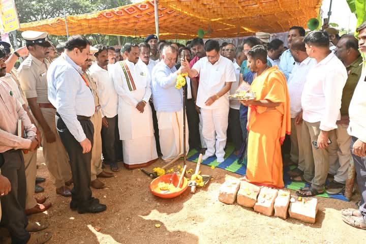 ಮಧುಗಿರಿ ಪಟ್ಟಣದ ಹೊರ ವಲಯದ ಪಾಳ್ಯದಹಳ್ಳಿಯಲ್ಲಿ ಸಾರಿಗೆ ಇಲಾಖೆ ಮತ್ತು ರೇಷ್ಮೆ ಇಲಾಖೆಯ ಸಹಯೋಗದೊಂದಿಗೆ ಸುಮಾರು ₹11.50 ಕೋಟಿ ರೂ ವೆಚ್ಚದಲ್ಲಿ "ಸಹಾಯಕ ಪ್ರಾದೇಶಿಕ ಸಾರಿಗೆ ಅಧಿಕಾರಿಗಳ ಕಛೇರಿಯ ನೂತನ ಕಟ್ಟಡ ಹಾಗೂ ಸ್ವಯಂ ಚಾಲಿತ ವಾಹನ ಚಾಲನ ಪರೀಕ್ಷ ಪಥ ಹಾಗೂ ರೇಷ್ಮೆ ಸಹಾಯಕ ನಿರ್ದೇಶಕರ ಕಛೇರಿಯ ನೂತನ ಕಟ್ಟಡ" ಶಂಕುಸ್ಥಾಪನಾ ಸಮಾರಂಭದಲ್ಲಿ ಸಾರಿಗೆ ಸಚಿವರಾದ ಶ್ರೀ ರಾಮಲಿಂಗರೆಡ್ಡಿಯವರ ಜೊತೆ ಭಾಗವಹಿಸಿ ನೂತನ ಕಟ್ಟಡಕ್ಕೆ ಭೂಮಿ ಪೂಜೆ ನೆರವೇರಿಸಿ, ಮಧುಗಿರಿಯಿಂದ ಬೆಂಗಳೂರಿಗೆ ನೂತನ ರಾಜಹಂಸ ಬಸ್ ಗಳಿಗೆ ಮಧುಗಿರಿ ಶಾಸಕರು ಹಾಗೂ ಮಾಜಿ ಸಹಕಾರ ಸಚಿವರಾದ ಕೆ ಎನ್ ರಾಜಣ್ಣನವರು ಚಾಲನೆ ನೀಡಿ ಸಭೆಯನ್ನು ಉದ್ದೇಶಿಸಿ ಮಾತನಾಡಿದರು.