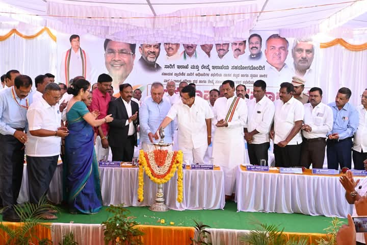 ಮಧುಗಿರಿ ಪಟ್ಟಣದ ಹೊರ ವಲಯದ ಪಾಳ್ಯದಹಳ್ಳಿಯಲ್ಲಿ ಸಾರಿಗೆ ಇಲಾಖೆ ಮತ್ತು ರೇಷ್ಮೆ ಇಲಾಖೆಯ ಸಹಯೋಗದೊಂದಿಗೆ ಸುಮಾರು ₹11.50 ಕೋಟಿ ರೂ ವೆಚ್ಚದಲ್ಲಿ "ಸಹಾಯಕ ಪ್ರಾದೇಶಿಕ ಸಾರಿಗೆ ಅಧಿಕಾರಿಗಳ ಕಛೇರಿಯ ನೂತನ ಕಟ್ಟಡ ಹಾಗೂ ಸ್ವಯಂ ಚಾಲಿತ ವಾಹನ ಚಾಲನ ಪರೀಕ್ಷ ಪಥ ಹಾಗೂ ರೇಷ್ಮೆ ಸಹಾಯಕ ನಿರ್ದೇಶಕರ ಕಛೇರಿಯ ನೂತನ ಕಟ್ಟಡ" ಶಂಕುಸ್ಥಾಪನಾ ಸಮಾರಂಭದಲ್ಲಿ ಸಾರಿಗೆ ಸಚಿವರಾದ ಶ್ರೀ ರಾಮಲಿಂಗರೆಡ್ಡಿಯವರ ಜೊತೆ ಭಾಗವಹಿಸಿ ನೂತನ ಕಟ್ಟಡಕ್ಕೆ ಭೂಮಿ ಪೂಜೆ ನೆರವೇರಿಸಿ, ಮಧುಗಿರಿಯಿಂದ ಬೆಂಗಳೂರಿಗೆ ನೂತನ ರಾಜಹಂಸ ಬಸ್ ಗಳಿಗೆ ಮಧುಗಿರಿ ಶಾಸಕರು ಹಾಗೂ ಮಾಜಿ ಸಹಕಾರ ಸಚಿವರಾದ ಕೆ ಎನ್ ರಾಜಣ್ಣನವರು ಚಾಲನೆ ನೀಡಿ ಸಭೆಯನ್ನು ಉದ್ದೇಶಿಸಿ ಮಾತನಾಡಿದರು.