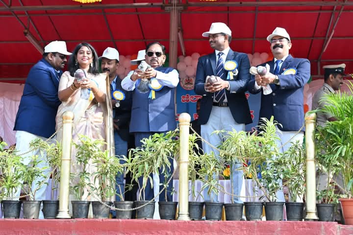 "ತುಮಕೂರು ಜಿಲ್ಲಾ ಪೊಲೀಸ್ ವಾರ್ಷಿಕ ಕ್ರೀಡಾ ಕೂಟ - 2025" ವನ್ನು ಮಾನ್ಯ ಗೃಹ ಸಚಿವರು ಮತ್ತು ಜಿಲ್ಲಾ ಉಸ್ತುವಾರಿ ಸಚಿವರಾದ DR. G ಪರಮೇಶ್ವರ್ ರವರು ಉದ್ಘಾಟಿಸಿದರು.ಮತ್ತು ಕಾರ್ಯಕ್ರಮದ ಮುಖ್ಯ ಅತಿಥಿಗಳಾಗಿ ಜಿಲ್ಲಾಧಿಕಾರಿಗಳಾದ ಶ್ರೀಮತಿ. ಶುಭ ಕಲ್ಯಾಣ್ ರವರು ತುಮಕೂರು ಪೊಲೀಸ್ ವರಿಷ್ಠಾಧಿಕಾರಿಗಳಾದ ಅಶೋಕ್ ಕೆ ವಿ ರವರು ಹಾಗೂ ಜಿಲ್ಲೆಯ ಎಲ್ಲಾ ಅಧಿಕಾರಿಗಳು ಮತ್ತು ಸಿಬ್ಬಂದಿ ವರ್ಗದವರು ಹಾಗೂ ಅವರ ಕುಟುಂಬದವರು ಉಪಸ್ಥಿತರಿದ್ದರು.