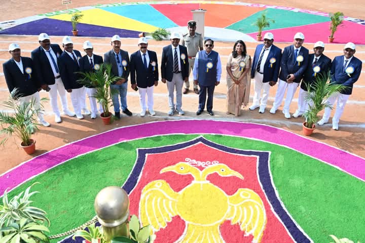 "ತುಮಕೂರು ಜಿಲ್ಲಾ ಪೊಲೀಸ್ ವಾರ್ಷಿಕ ಕ್ರೀಡಾ ಕೂಟ - 2025" ವನ್ನು ಮಾನ್ಯ ಗೃಹ ಸಚಿವರು ಮತ್ತು ಜಿಲ್ಲಾ ಉಸ್ತುವಾರಿ ಸಚಿವರಾದ DR. G ಪರಮೇಶ್ವರ್ ರವರು ಉದ್ಘಾಟಿಸಿದರು.ಮತ್ತು ಕಾರ್ಯಕ್ರಮದ ಮುಖ್ಯ ಅತಿಥಿಗಳಾಗಿ ಜಿಲ್ಲಾಧಿಕಾರಿಗಳಾದ ಶ್ರೀಮತಿ. ಶುಭ ಕಲ್ಯಾಣ್ ರವರು ತುಮಕೂರು ಪೊಲೀಸ್ ವರಿಷ್ಠಾಧಿಕಾರಿಗಳಾದ ಅಶೋಕ್ ಕೆ ವಿ ರವರು ಹಾಗೂ ಜಿಲ್ಲೆಯ ಎಲ್ಲಾ ಅಧಿಕಾರಿಗಳು ಮತ್ತು ಸಿಬ್ಬಂದಿ ವರ್ಗದವರು ಹಾಗೂ ಅವರ ಕುಟುಂಬದವರು ಉಪಸ್ಥಿತರಿದ್ದರು.