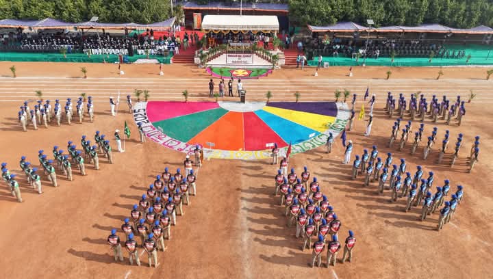 "ತುಮಕೂರು ಜಿಲ್ಲಾ ಪೊಲೀಸ್ ವಾರ್ಷಿಕ ಕ್ರೀಡಾ ಕೂಟ - 2025" ವನ್ನು ಮಾನ್ಯ ಗೃಹ ಸಚಿವರು ಮತ್ತು ಜಿಲ್ಲಾ ಉಸ್ತುವಾರಿ ಸಚಿವರಾದ DR. G ಪರಮೇಶ್ವರ್ ರವರು ಉದ್ಘಾಟಿಸಿದರು.ಮತ್ತು ಕಾರ್ಯಕ್ರಮದ ಮುಖ್ಯ ಅತಿಥಿಗಳಾಗಿ ಜಿಲ್ಲಾಧಿಕಾರಿಗಳಾದ ಶ್ರೀಮತಿ. ಶುಭ ಕಲ್ಯಾಣ್ ರವರು ತುಮಕೂರು ಪೊಲೀಸ್ ವರಿಷ್ಠಾಧಿಕಾರಿಗಳಾದ ಅಶೋಕ್ ಕೆ ವಿ ರವರು ಹಾಗೂ ಜಿಲ್ಲೆಯ ಎಲ್ಲಾ ಅಧಿಕಾರಿಗಳು ಮತ್ತು ಸಿಬ್ಬಂದಿ ವರ್ಗದವರು ಹಾಗೂ ಅವರ ಕುಟುಂಬದವರು ಉಪಸ್ಥಿತರಿದ್ದರು.