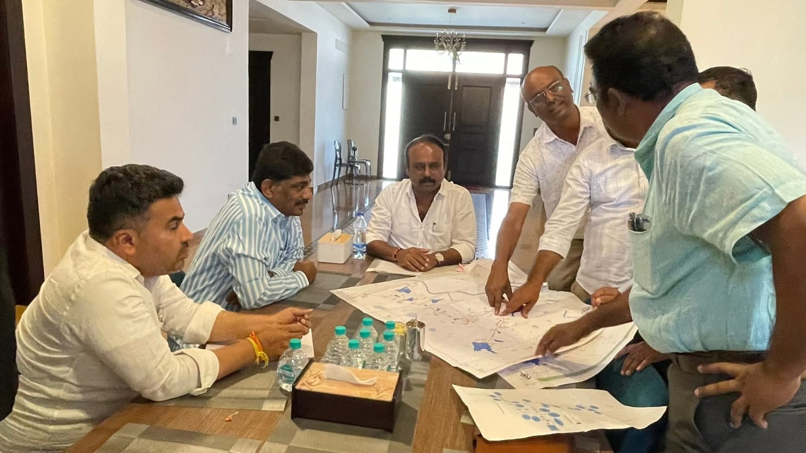 ಶಿಂಷಾ ನದಿ ಪಾತ್ರದ ಕೆರೆಗಳಿಗೆ ನೀರು ತುಂಬಿಸುವ ಯೋಜನೆಗಳ ಸಮರ್ಪಕ ಅನುಷ್ಠಾನಕ್ಕೆ ಅಧಿಕಾರಿಗಳ ಸಭೆ .ಮದ್ದೂರು ತಾಲೂಕಿನಲ್ಲಿ ಹಾದುಹೋಗಿರುವ ಶಿಂಷಾ ನದಿ ಪಾತ್ರದ ಕೆರೆಗಳಿಗೆ ನೀರು ತುಂಬಿಸುವ ಯೋಜನೆಗಳ ಸಮರ್ಪಕ ಅನುಷ್ಠಾನಕ್ಕೆ ಕಾವೇರಿ ನೀರಾವರಿ ನಿಗಮ ಅಧೀನದಲ್ಲಿ ಅಗತ್ಯ ಕ್ರಮಗಳು ಮತ್ತು ಕಾಮಗಾರಿಗಳನ್ನು ಕೈಗೊಳ್ಳುವ ಕುರಿತು ಮಾಜಿ ಸಂಸದರು ಹಾಗೂ ಬಮುಲ್ ಅಧ್ಯಕ್ಷರಾದ ಡಿ.ಕೆ. ಸುರೇಶ್