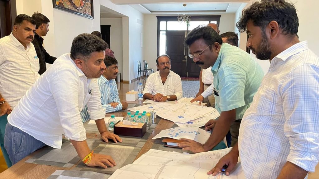 ಶಿಂಷಾ ನದಿ ಪಾತ್ರದ ಕೆರೆಗಳಿಗೆ ನೀರು ತುಂಬಿಸುವ ಯೋಜನೆಗಳ ಸಮರ್ಪಕ ಅನುಷ್ಠಾನಕ್ಕೆ ಅಧಿಕಾರಿಗಳ ಸಭೆ .ಮದ್ದೂರು ತಾಲೂಕಿನಲ್ಲಿ ಹಾದುಹೋಗಿರುವ ಶಿಂಷಾ ನದಿ ಪಾತ್ರದ ಕೆರೆಗಳಿಗೆ ನೀರು ತುಂಬಿಸುವ ಯೋಜನೆಗಳ ಸಮರ್ಪಕ ಅನುಷ್ಠಾನಕ್ಕೆ ಕಾವೇರಿ ನೀರಾವರಿ ನಿಗಮ ಅಧೀನದಲ್ಲಿ ಅಗತ್ಯ ಕ್ರಮಗಳು ಮತ್ತು ಕಾಮಗಾರಿಗಳನ್ನು ಕೈಗೊಳ್ಳುವ ಕುರಿತು ಮಾಜಿ ಸಂಸದರು ಹಾಗೂ ಬಮುಲ್ ಅಧ್ಯಕ್ಷರಾದ ಡಿ.ಕೆ. ಸುರೇಶ್