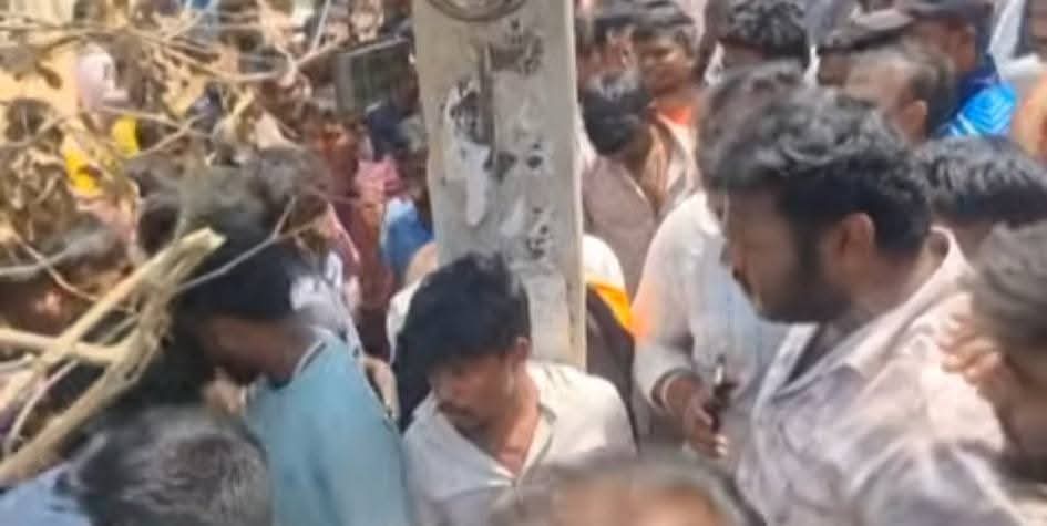 ಫಿಲ್ಮಿ ಸ್ಟೈಲ್‌ನಲ್ಲಿ ಕಾರಿನಲ್ಲಿದ್ದ ಹಣದ ಬ್ಯಾಗ್​​ ಎಗರಿಸಿ ಎಸ್ಕೇಪ್‌ ಆಗುವಷ್ಟರಲ್ಲಿ ಲಾಕ್‌ ಕಂಬಕ್ಕೆ ಕಟ್ಟಿಹಾಕಿ ಸ್ಥಳೀಯರು ಥಳಿತ​​. ಚಿಕ್ಕಬಳ್ಳಾಪುರ