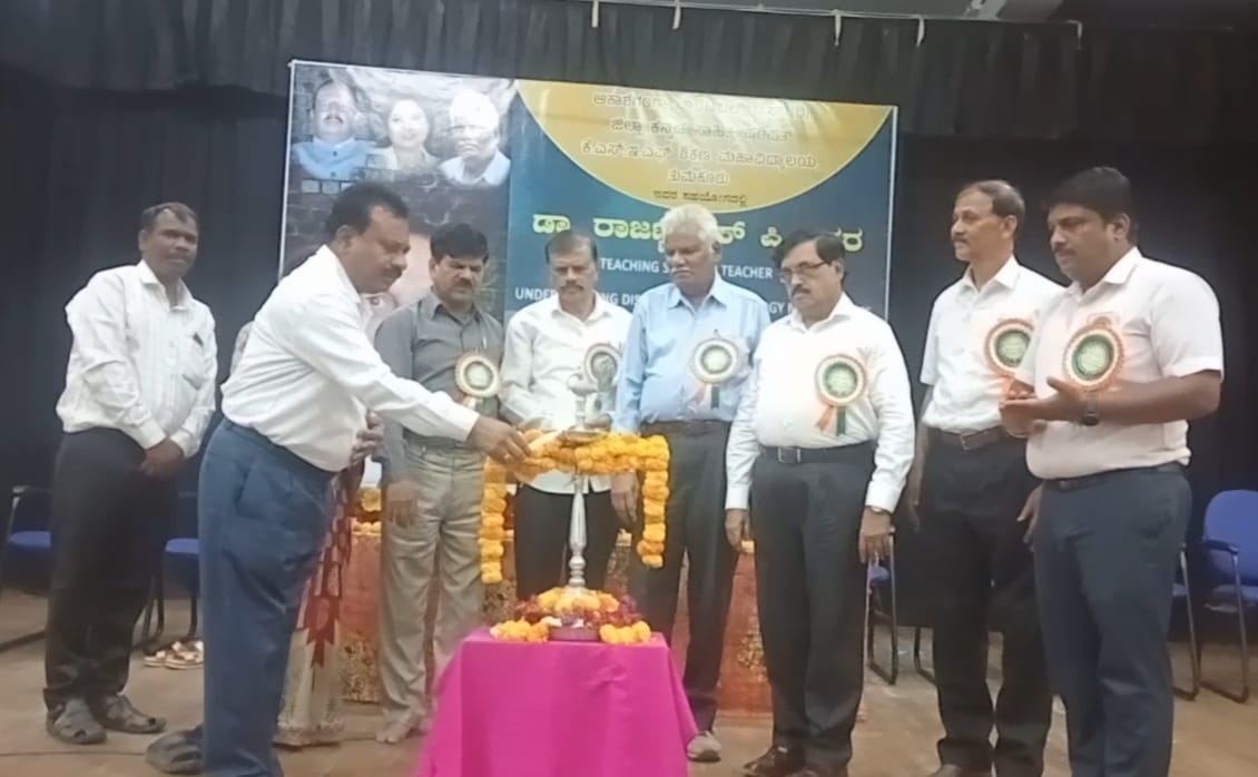 ಗಣಿತದ ಭಯ ನಿವಾರಣೆಗೆ ಡಾ.ರಾಜಣ್ಣರ ಕೃತಿಗಳು ಸಹಕಾರಿ : ಡಾ.ಪದ್ಮಾವತಿತುಮಕೂರು ಮಾ. 13 : ಡಾ.ರಾಜಣ್ಣನವರು ಈ ಪುಸ್ತಕಗಳಲ್ಲಿ ಗಣಿತವನ್ನು ಒಂದು ವಿಷಯವಾಗಿ ಮತ್ತು  ಒಂದು ಶಿಕ್ಷಣ ಅಭ್ಯಾಸವಾಗಿ ನೋಡಿದ್ದಾರೆ