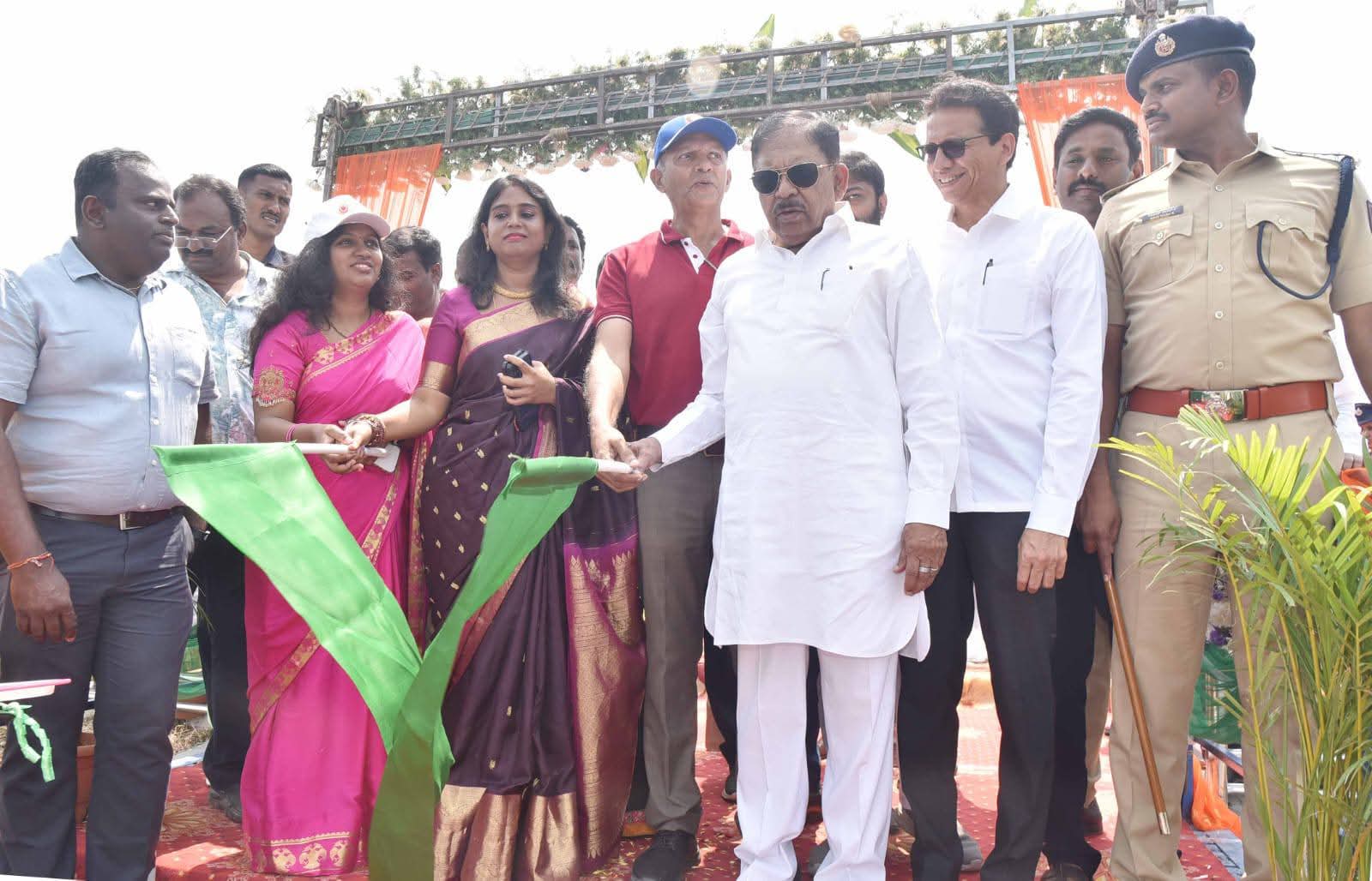 ಶೂಟಿಂಗ್ ರೇಂಜ್, ಬ್ಯಾಸ್ಕೆಟ್ ಬಾಲ್ ಅಂಕಣಗಳ ಲೋಕಾರ್ಪಣೆತುಮಕೂರು, ತುಮಕೂರಿನಲ್ಲಿ ನೂತನವಾಗಿ ನಿರ್ಮಿಸಲಾಗಿರುವಶೂಟಿಂಗ್ ರೇಂಜ್, ಟೆನಿಸ್, ಬ್ಯಾಸ್ಕೆಟ್ ಬಾಲ್ ಅಂಕಣಗಳು ಹಾಗೂ ಅಮಾನಿಕೆರೆಯಲ್ಲಿ