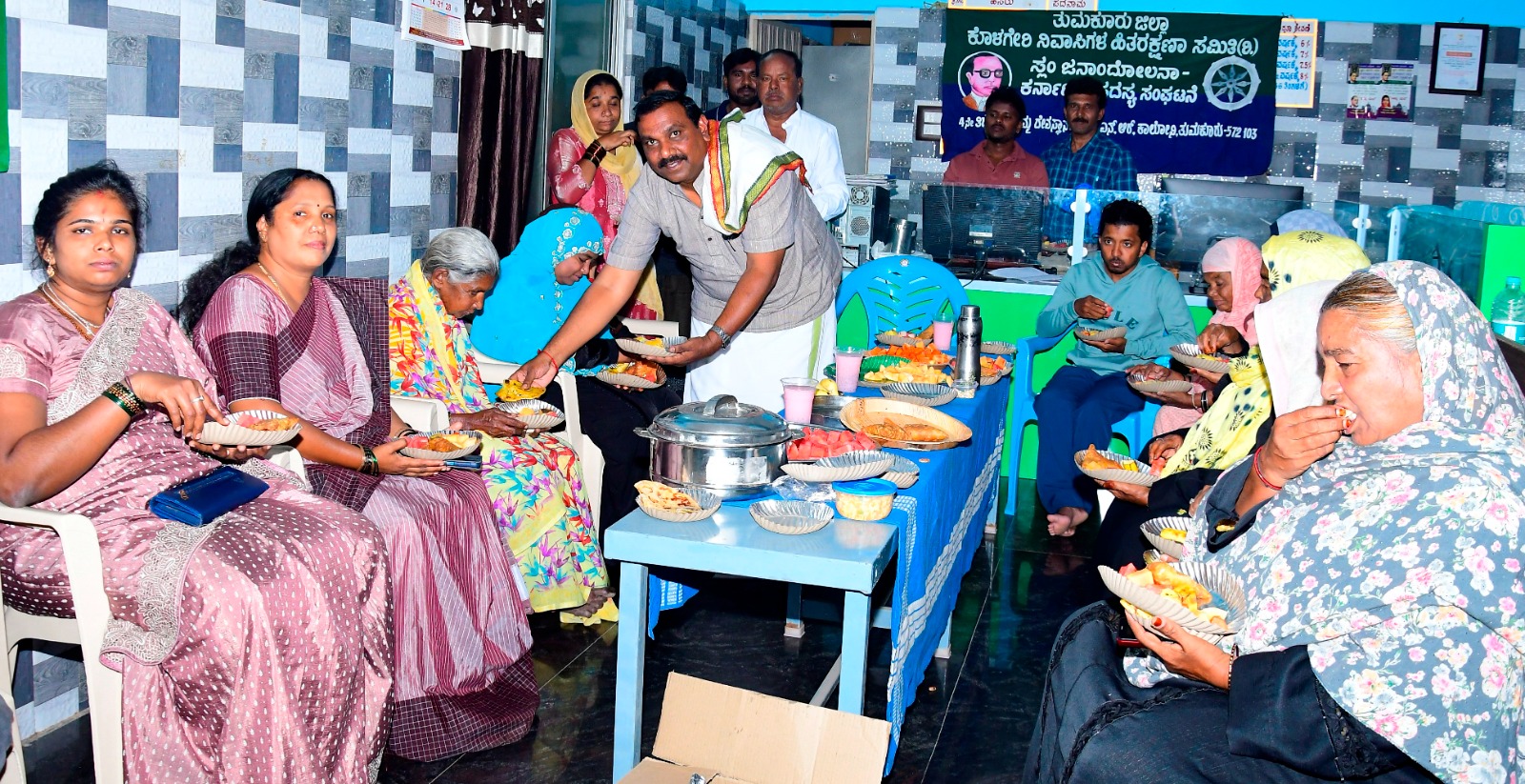 ಸ್ಲಂ ಸಮಿತಿಯಿಂದ ಯುಗಾದಿ – ರಂಜಾನ್ ಇಫ್ತಿಯಾರ್ ಕೂಟ ದ್ವೇಷಕ್ಕೆ ಪ್ರೀತಿ ಉತ್ತರ – ಎ ನರಸಿಂಹಮೂರ್ತಿ. ನಗರದ ಸ್ಲಂ ಭವನದಲ್ಲಿ ಸ್ಲಂ ಜನಾಂದೋಲನ ಕರ್ನಾಟಕ ಮತ್ತು ತುಮಕೂರು ಜಿಲ್ಲಾ ಕೊಳಗೇರಿ ನಿವಾಸಿಗಳ ಹಿತರಕ್ಷಣಾ ಸಮಿತಿ ವತಿಯಿಂದ