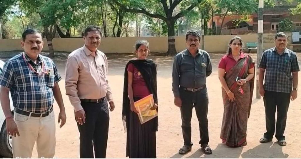 ಎಸ್‌ಎಸ್‌ಎಲ್‌ಸಿ ಪರೀಕ್ಷೆ ಬಿಟ್ಟು ಕೂಲಿ ಕೆಲಸಕ್ಕೆ ಹೋಗಿದ್ದ ವಿದ್ಯಾರ್ಥಿನಿಯನ್ನು ಕರೆದುಕೊಂಡು ಬಂದು ಮತ್ತೆ ಎಸ್‌ಎಸ್‌ಎಲ್‌ಸಿ ಪರೀಕ್ಷೆ ಬರೆಸಿದಂತಹ ಘಟನೆ ಗದಗ ಜಿಲ್ಲೆ