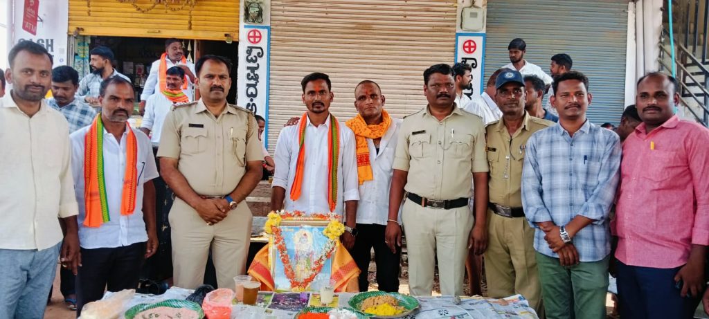 ಹಟ್ಟಿ ಚಿನ್ನದ ಗಣಿ ಯಲ್ಲಿ ಶ್ರೀ ರಾಮ್ ನವಮಿ ಸಂಭ್ರಮ ಆಚರಣೆಲಿಂಗಸುಗೂರು ತಾಲ್ಲೂಕಿನ ಹಟ್ಟಿ ಪಟ್ಟಣದಲ್ಲಿ ಶ್ರೀ ರಾಮಾ ಸೇನೆ ವತಿಯಿಂದ ಶ್ರೀ ರಾಮಚಂದ್ರನಿಗೆ ಭಾವಚಿತ್ರಕ್ಕೆ ವಿಶೇಷ ಪೋಜೆ ನೆರವೇರಿಸಿದರು