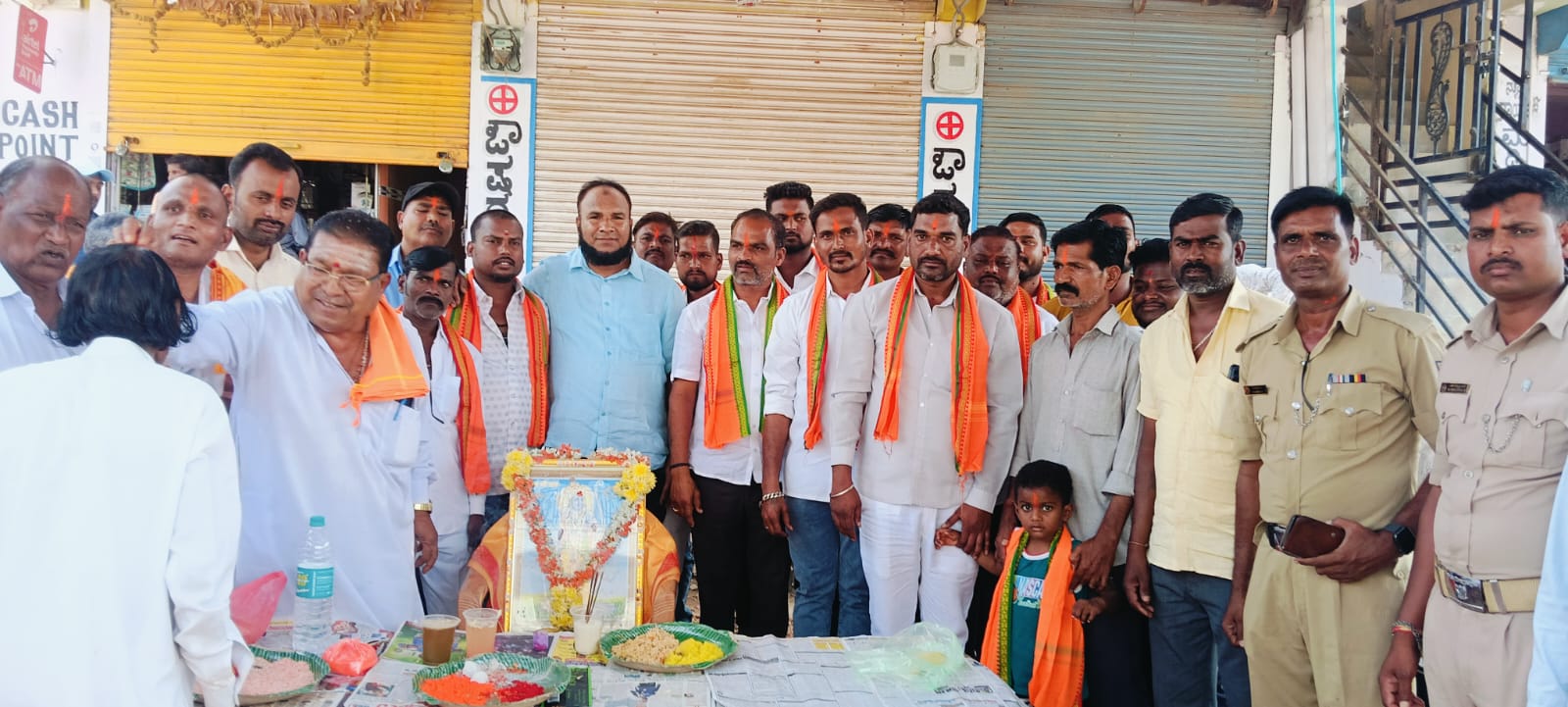 ಹಟ್ಟಿ ಚಿನ್ನದ ಗಣಿ ಯಲ್ಲಿ ಶ್ರೀ ರಾಮ್ ನವಮಿ ಸಂಭ್ರಮ ಆಚರಣೆಲಿಂಗಸುಗೂರು ತಾಲ್ಲೂಕಿನ ಹಟ್ಟಿ ಪಟ್ಟಣದಲ್ಲಿ ಶ್ರೀ ರಾಮಾ ಸೇನೆ ವತಿಯಿಂದ ಶ್ರೀ ರಾಮಚಂದ್ರನಿಗೆ ಭಾವಚಿತ್ರಕ್ಕೆ ವಿಶೇಷ ಪೋಜೆ ನೆರವೇರಿಸಿದರು