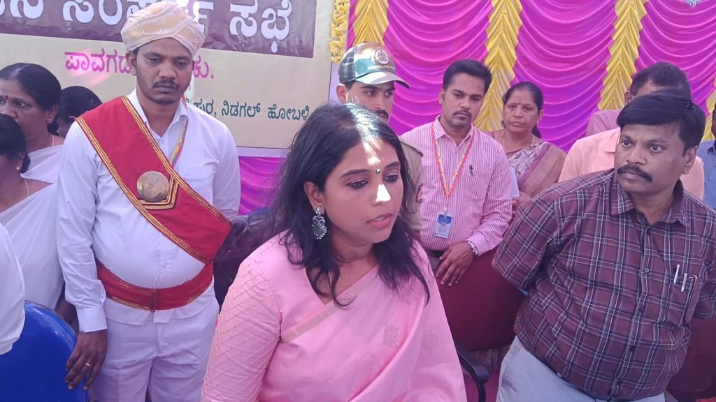 ಪಾವಗಡ: ತಾಲೂಕಿನ ನಿಡಗಲ್ ಹೋಬಳಿಯ ವ್ಯಾಪ್ತಿಗೆ ಬರುವ ಸಿ.ಕೆ.ಪುರ ಗ್ರಾಮದಲ್ಲಿ ದಿನಾಂಕ 24 /3/2026 ರಂದು ಜಿಲ್ಲಾಧಿಕಾರಿ ಶುಭ ಕಲ್ಯಾಣ್ ಅವರ ನೇತೃತ್ವದಲ್ಲಿ ಬಹಳ ಅದ್ದೂರಿಯಾಗಿ ಕಾರ್ಯಕ್ರಮವನ್ನು ಹಮ್ಮಿಕೊಳ್ಳಲಾಗಿತ್ತು
