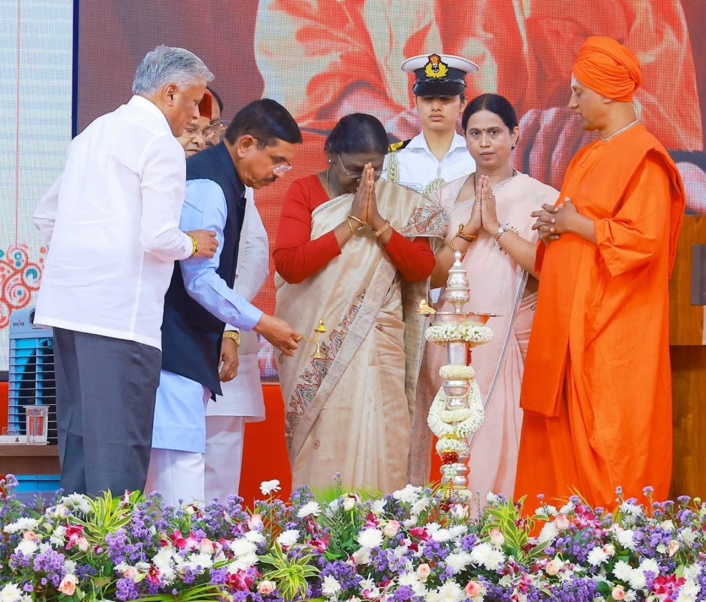 ಸಿದ್ಧಗಂಗೆಯ ಪುಣ್ಯಭೂಮಿಯಲ್ಲಿ ಆಧ್ಯಾತ್ಮದ ಅಲೆ!ಘನತೆವೆತ್ತ ರಾಷ್ಟ್ರಪತಿಗಳಾದ ಶ್ರೀಮತಿ ದ್ರೌಪತಿ ಮುರ್ಮು ಅವರ ಘನ ಉಪಸ್ಥಿತಿ ಹಾಗೂ ಸಿದ್ದಗಂಗಾ ಮಠದ ಪೀಠಾಧ್ಯಕ್ಷರಾದ ಪರಮಪೂಜ್ಯ ಶ್ರೀ ಸಿದ್ದಲಿಂಗ ಸ್ವಾಮೀಜಿ ಅವರ ದಿವ್ಯ ಸಾನಿಧ್ಯದಲ್ಲಿ ತುಮಕೂರಿನ ಸಿದ್ದಗಂಗಾ ಮಠದ ಆವರಣದಲ್ಲಿ
