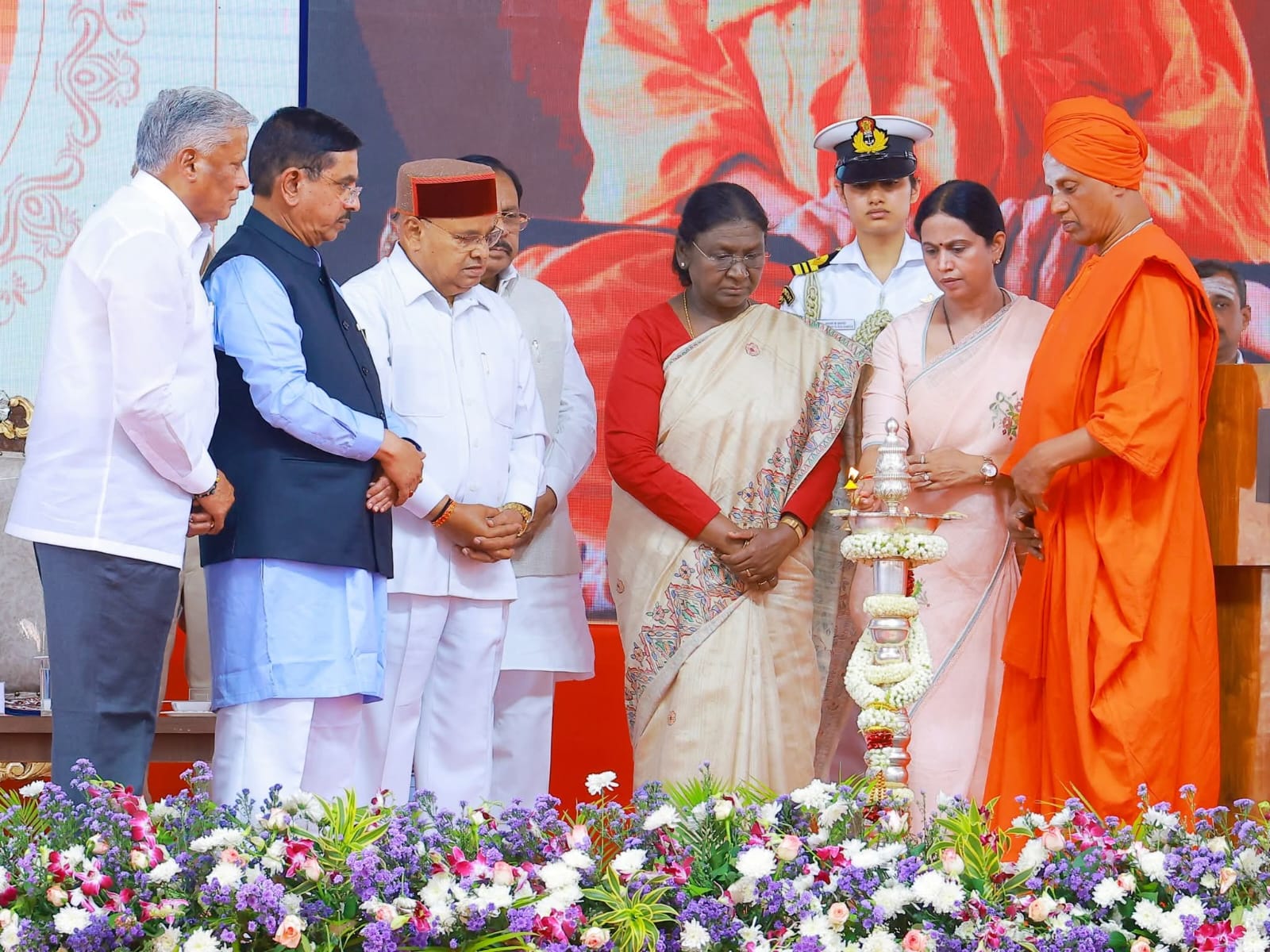 ಸಿದ್ಧಗಂಗೆಯ ಪುಣ್ಯಭೂಮಿಯಲ್ಲಿ ಆಧ್ಯಾತ್ಮದ ಅಲೆ!ಘನತೆವೆತ್ತ ರಾಷ್ಟ್ರಪತಿಗಳಾದ ಶ್ರೀಮತಿ ದ್ರೌಪತಿ ಮುರ್ಮು ಅವರ ಘನ ಉಪಸ್ಥಿತಿ ಹಾಗೂ ಸಿದ್ದಗಂಗಾ ಮಠದ ಪೀಠಾಧ್ಯಕ್ಷರಾದ ಪರಮಪೂಜ್ಯ ಶ್ರೀ ಸಿದ್ದಲಿಂಗ ಸ್ವಾಮೀಜಿ ಅವರ ದಿವ್ಯ ಸಾನಿಧ್ಯದಲ್ಲಿ ತುಮಕೂರಿನ ಸಿದ್ದಗಂಗಾ ಮಠದ ಆವರಣದಲ್ಲಿ