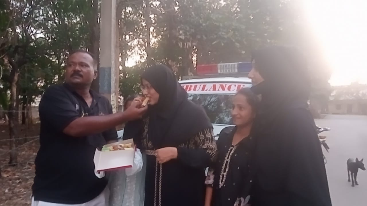 ಕೂಲಿ ಕೆಲಸಗಾರನ ಮಗಳು ಪಿ ಯು ಸಿ. ಪರೀಕ್ಷೆಯಲ್ಲಿ ಅತ್ಯುನ್ನತ ಶ್ರೇಣಿಯಲ್ಲಿ ತೇರ್ಗಡೆ.ತುಮಕೂರು – ನಗರದ ಸಿಮೆಂಟ್ ಗೋಡೌನ್ ನಲ್ಲಿ ಹಮಾಲಿ ಕೆಲಸ ಮಾಡುವ ಸಿರಾಜ್ ಎಂಬುವವರ ಮಗಳು ಪಿಯುಸಿ ಪರೀಕ್ಷೆಯಲ್ಲಿ  ಶೇಕಡಾ 92(551) ರಷ್ಟು ಅಂಕ ಪಡೆಯುವ ಮೂಲಕ ಪೋಷಕರಿಗೆ ಹಾಗೂ ಕಾಲೇಜಿಗೆ  ಕೀರ್ತಿ ತಂದಿದ್ದಾಳೆ