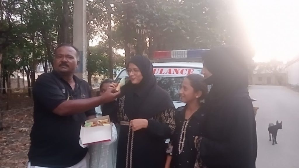ಕೂಲಿ ಕೆಲಸಗಾರನ ಮಗಳು ಪಿ ಯು ಸಿ. ಪರೀಕ್ಷೆಯಲ್ಲಿ ಅತ್ಯುನ್ನತ ಶ್ರೇಣಿಯಲ್ಲಿ ತೇರ್ಗಡೆ.ತುಮಕೂರು - ನಗರದ ಸಿಮೆಂಟ್ ಗೋಡೌನ್ ನಲ್ಲಿ ಹಮಾಲಿ ಕೆಲಸ ಮಾಡುವ ಸಿರಾಜ್ ಎಂಬುವವರ ಮಗಳು ಪಿಯುಸಿ ಪರೀಕ್ಷೆಯಲ್ಲಿ ಶೇಕಡಾ 92(551) ರಷ್ಟು ಅಂಕ ಪಡೆಯುವ ಮೂಲಕ ಪೋಷಕರಿಗೆ ಹಾಗೂ ಕಾಲೇಜಿಗೆ ಕೀರ್ತಿ ತಂದಿದ್ದಾಳೆ