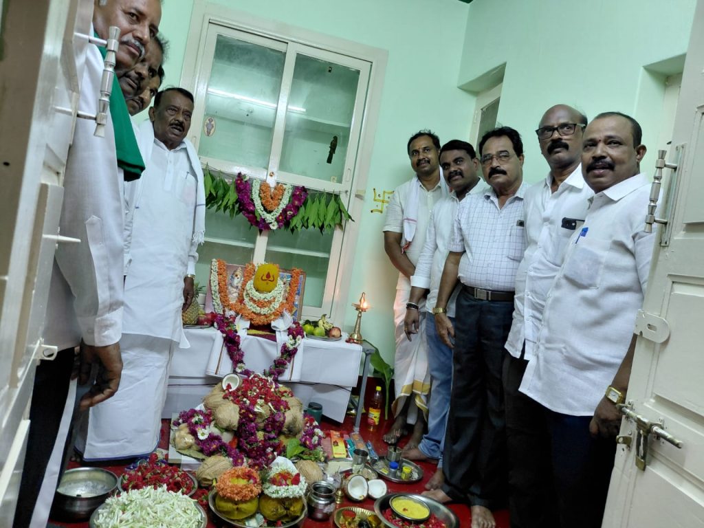 ಪಾವಗಡ : ಪಟ್ಟಣದ ಜನತೆಗೆ ಉತ್ತಮ ಆರೋಗ್ಯ ಸೇವೆ ಒದಗಿಸುವ ಉದ್ದೇಶದಿಂದ ನಿರ್ಮಿಸಲಾದ ಪಾವಗಡ ಆಸ್ಪತ್ರೆ ನೂತನವಾಗಿ ಆಸ್ಪತ್ರೆಯನ್ನು ಮಾಜಿ ಸಚಿವರು ವೆಂಕಟರಮಣಪ್ಪ ಇಂದು ಅದ್ಧೂರಿಯಾಗಿ ಉದ್ಘಾಟಿಸಿ ಶುಭಾಶಯಗಳು ಕೋರಿದರು,ಪಾವಗಡ ಪಟ್ಟಣದಲ್ಲಿ ಹಮ್ಮಿಕೊಂಡಿದ್ದ ಉದ್ಘಾಟನಾ ಸಮಾರಂಭದಲ್ಲಿ ಪಾಲ್ಗೊಂಡು ಮಾತನಾಡಿದ