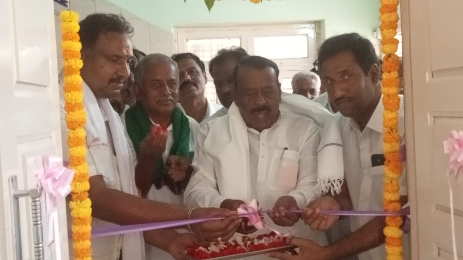 ಪಾವಗಡ : ಪಟ್ಟಣದ ಜನತೆಗೆ ಉತ್ತಮ ಆರೋಗ್ಯ ಸೇವೆ ಒದಗಿಸುವ ಉದ್ದೇಶದಿಂದ ನಿರ್ಮಿಸಲಾದ ಪಾವಗಡ ಆಸ್ಪತ್ರೆ ನೂತನವಾಗಿ ಆಸ್ಪತ್ರೆಯನ್ನು ಮಾಜಿ ಸಚಿವರು ವೆಂಕಟರಮಣಪ್ಪ ಇಂದು ಅದ್ಧೂರಿಯಾಗಿ ಉದ್ಘಾಟಿಸಿ ಶುಭಾಶಯಗಳು ಕೋರಿದರು,ಪಾವಗಡ ಪಟ್ಟಣದಲ್ಲಿ ಹಮ್ಮಿಕೊಂಡಿದ್ದ ಉದ್ಘಾಟನಾ ಸಮಾರಂಭದಲ್ಲಿ ಪಾಲ್ಗೊಂಡು ಮಾತನಾಡಿದ