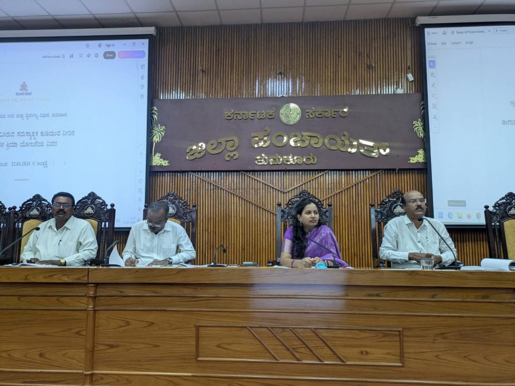 ಕುಡಿಯುವ ನೀರಿಗೆ ಸಮಸ್ಯೆಯಾಗದಂತೆ ಕ್ರಮ ವಹಿಸಿಪ್ರಗತಿ ಪರಿಶೀಲನಾ ಸಭೆಯಲ್ಲಿ ಅಧಿಕಾರಿಗಳಿಗೆ ಸೂಚನೆತುಮಕೂರು : ಬೇಸಿಗೆ ಪ್ರಾರಂಭವಾಗಿದ್ದು ಜಿಲ್ಲೆಯ ಯಾವುದೇ ಗ್ರಾಮಗಳಲ್ಲಿ ಕುಡಿಯುವ ನೀಡಿಗೆ ಸಮಸ್ಯೆಯಾದರೆ ಅಧಿಕಾರಿಗಳ ಮೇಲೆ ಕ್ರಮ ಕೈಗೊಳ್ಳಲಾಗುವುದು ಎಂದು ಜಿಲ್ಲಾ ಪಂಚಾಯಿತಿ ಮುಖ್ಯ ಕಾರ್ಯನಿರ್ವಾಹಕ ಅಧಿಕಾರಿಗಳಾದ ಅಶ್ವಿಜಾ ಬಿ.ವಿರವರು ತಿಳಿಸಿದರು