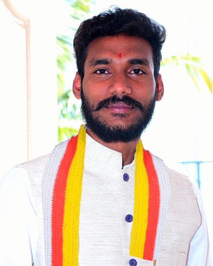 ಕರ್ನಾಟಕ ಪರಿಶಿಷ್ಟ ಜಾತಿ ಸಮುದಾಯದ ಬೆನ್ನಿಗೆ ಚೂರಿ ಹಾಕುವ ಕೆಲಸ ಮಾಡಿದ ಕಾಂಗ್ರೆಸ್ :ತಿಪ್ಪೇಸ್ವಾಮಿ (ತಿಪ್ಪಸರ್ ನಾಯ್ಕ್) ರಾಜ್ಯದ ಪರಿಶಿಷ್ಟ ಜಾತಿಗಳಿಗೆ ಮುಖ್ಯಮಂತ್ರಿ ಸಿದ್ದರಾಮ ಯ್ಯ ನೇತೃತ್ವದ ಕಾಂಗ್ರೆಸ್ ಸರಕಾರ ಐತಿಹಾಸಿಕ ಮೋಸ ಮತ್ತು ಬೆನ್ನಿಗೆ ಚೂರಿ ಹಾಕುವ ಕೆಲಸ ಮಾಡಿದೆ ಎಂದು ಕರ್ನಾಟಕ ಬಂಜಾರ ಜಾಗೃತಿ ದಳ(ರಿ) ಸಂಸ್ಥಾಪಕ ರಾಜ್ಯಾಧ್ಯಕ್ಷ ತಿಪ್ಪೇಸ್ವಾಮಿ(ತಿಪ್ಪಸರ್ ನಾಯ್ಕ್) ಆರೋಪಿಸಿದ್ದಾರೆ
