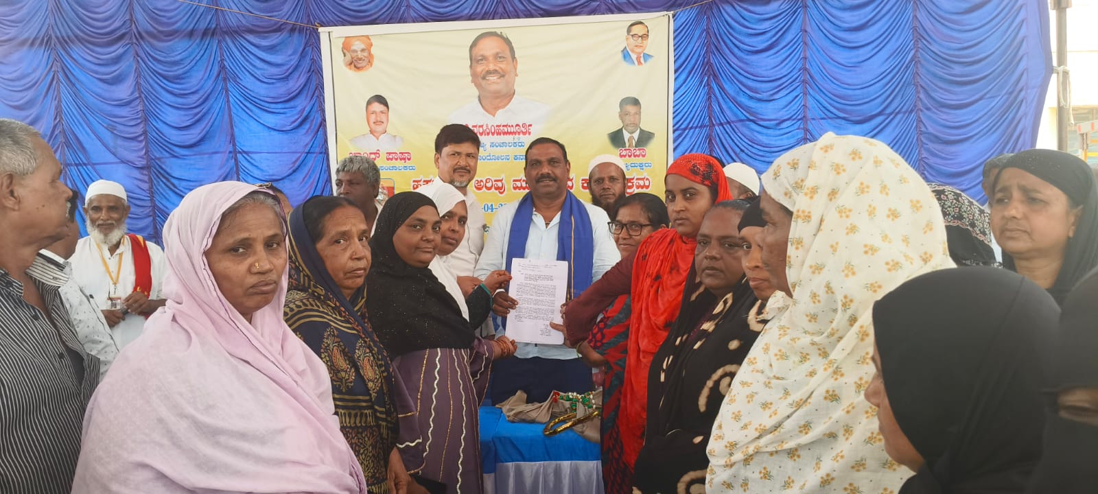 ದಿಬ್ಬೂರು ದೇವರಾಜ್ ಅರಸು ಬಡಾವಣೆ ಅಲ್ಪಸಂಖ್ಯಾತರ ಸಾಲ ಮನ್ನಾ ಮತ್ತು  ಹಕ್ಕುಪತ್ರ ವಿತರಣೆ,  ವಸತಿ ಸಚಿವ ಜಮೀರ್ ಅಹ್ಮದ್ ಗೆ ಒತ್ತಾಯ  ಎ.ನರಸಿಂಹಮೂರ್ತಿ  ಸ್ಲಂ ಜನಾಂದೋಲನ ಕರ್ನಾಟಕ ಸಂಘಟನೆಗೆ ಅಲ್ಪಸಂಖ್ಯಾತ ಸಮುದಾಯದಿಂದ ಮನವಿ. ಇಂದು ನಗರದ 6ನೇ ವಾರ್ಡ್ ವ್ಯಾಪ್ತಿಯಲ್ಲಿರುವ ದಿಬ್ಬೂರು ದೇವರಾಜು ಅರಸು ಬಡಾವಣೆ 1200 ಮನೆಗಳ ಸಮಸ್ಯೆಗಳ ಕುರಿತು ಕುಂದು ಕೊರತೆ ಸಭೆ