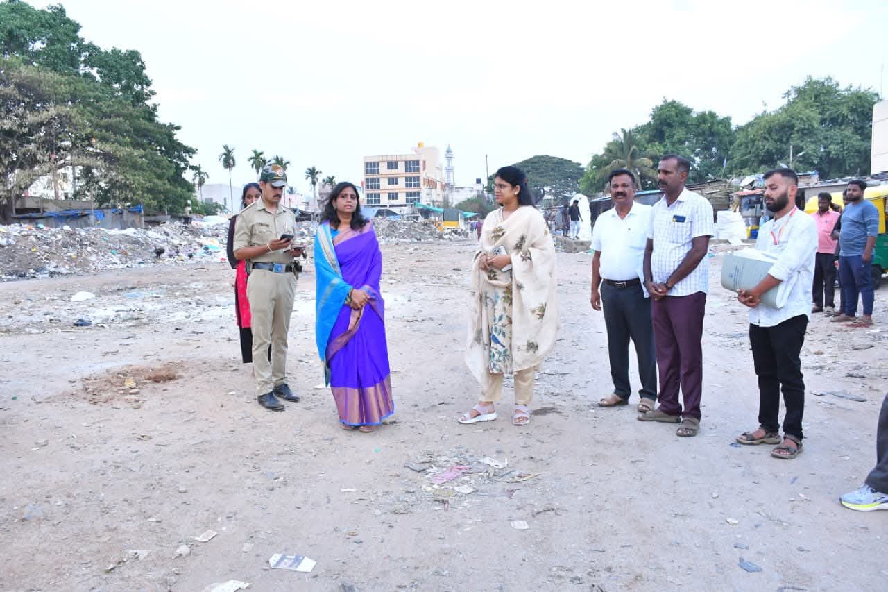 ತುಮಕೂರು ನಗರದ ಹಳೆ ಕೆಎಸ್ಆರ್ಟಿಸಿ ಬಸ್ ಸ್ಟಾಂಡ್ ಮುಂಭಾಗ ಗುಬ್ಬಿ ವೀರಣ್ಣ ಕಲಾ ಮಂದಿರ ಪಕ್ಕದಲ್ಲಿರುವ ಬಾಬು ಜಗಜೀವನ್ ರಾವ್ ಸಮುದಾಯ ಭವನ ನಿರ್ಮಾಣ ಕಾಮಗಾರಿಗೆ ಸಂಬಂಧಿಸಿದಂತೆ ಸ್ಥಳ ಪರಿಶೀಲನೆ