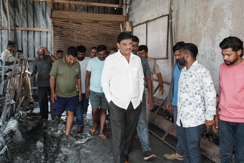 ರಾಜರಾಜೇಶ್ವರಿ ನಗರ ವಿಧಾನಸಭಾ ಕ್ಷೇತ್ರದ ಜನಪ್ರಿಯ ಶಾಸಕರಾದ ಶ್ರೀ ಮುನಿರತ್ನ ಅವರು ಇಂದು ಲಕ್ಷ್ಮೀದೇವಿನಗರದಲ್ಲಿ ಶಾರ್ಟ್ ಸರ್ಕ್ಯೂಟ್‌ ಸಂಭವಿಸಿ ಬೆಂಕಿ ಅವಘಡಕ್ಕೊಳಗಾದ ರಾಜು ಅವರ ಮನೆಗೆ ಮುಖಂಡರುಗಳೊಟ್ಟಿಗೆ ಭೇಟಿ ನೀಡಿ ಸರ್ಕಾರದ ವತಿಯಿಂದ ಅಗತ್ಯವಾದ ಎಲ್ಲಾ ನೆರವು ದೊರಕಿಸುವಂತೆ ಅಧಿಕಾರಿಗಳಿಗೆ ಸೂಚಿಸಿದರು.