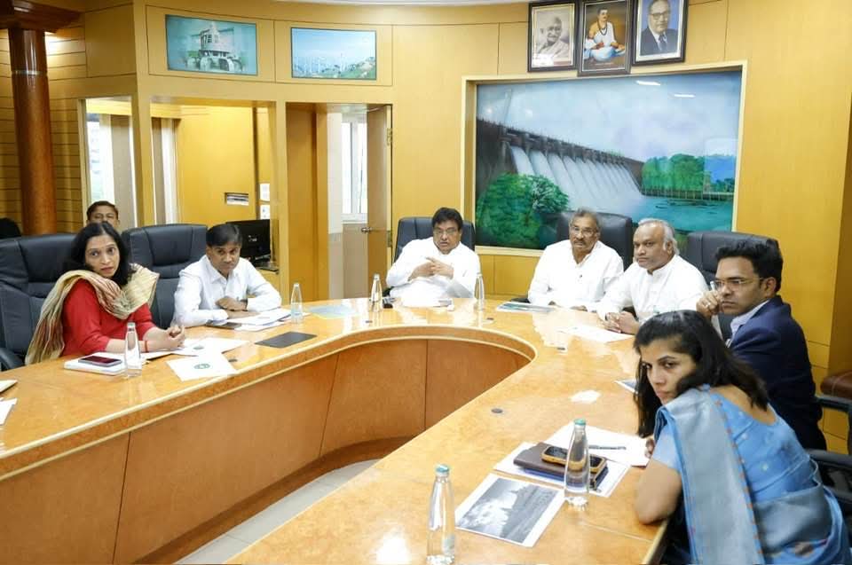 ಬೆಂಗಳೂರು, ಮೈಸೂರು, ಮಂಗಳೂರಿನಲ್ಲಿ ಸುಸ್ಥಿರ ಡೇಟಾ ಪಾರ್ಕ್ ಸ್ಥಾಪನೆ ಅಧಿಕಾರಿಗಳ ಸಭೆ ನಡೆಸಿದ ಜಾರ್ಜ್, ಎಂ ಬಿ ಪಾಟೀಲ, ಪ್ರಿಯಾಂಕ್ ಖರ್ಗೆ ಬೆಂಗಳೂರು: ರಾಜ್ಯದಲ್ಲಿ ಕೈಗಾರಿಕಾ ಬೆಳವಣಿಗೆಗೆ ಸುಸ್ಥಿರ  ಡೇಟಾ ಕೇಂದ್ರಗಳು