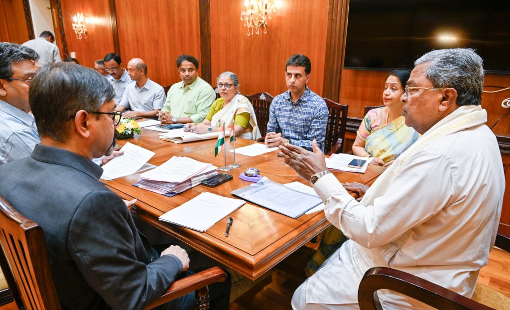 ಬೌರಿಂಗ್ ಆಸ್ಪತ್ರೆ ದುರಂತ. ಸಿಎಂ ಅಧ್ಯಕ್ಷತೆಯಲ್ಲಿ ಜಿಬಿಎ ಆಯುಕ್ತರುಗಳ ಸಭೆ. ಉಪ ಮುಖ್ಯಮಂತ್ರಿಗಳ ಉಪಸ್ಥಿತಿ......ಗೋಡೆಗೆ ಹಾನಿ ಆಗಲಿದೆ ಎಂದು ತಿಳಿದಿದ್ದರೂ ಕಾಮಗಾರಿ ನಡೆಯುವಾಗ ಮಣ್ಣು ಸುರಿದದ್ದು ಏಕೆ.ಸಂಬಂಧಪಟ್ಟ ಕಾರ್ಯಪಾಲಕ ಎಂಜಿನಿಯರ್ ಕೂಡಲೇ ಅಮಾನತು ಮಾಡಿ ಎಂದ ಸಿಎಂ. ಗೋಡೆಗೆ ಹಾನಿಯಾಗುವಂತೆ ಮಣ್ಣು ಸುರಿದದ್ದು ಏಕೆ. ನೀವು ಏಕೆ ನೋಡಿಕೊಳ್ಳಲಿಲ್ಲ. ಆಸ್ಪತ್ರೆ ಮುಖ್ಯಸ್ಥರನ್ನು ತರಾಟೆಗೆ ತೆಗೆದುಕೊಂಡ ಸಿಎಂ.ಬೌರಿಂಗ್ ಆಸ್ಪತ್ರೆ ಮುಖ್ಯಸ್ಥರಿಗೆ ನೋಟಿಸ್ ನೀಡಲು ಆದೇಶ