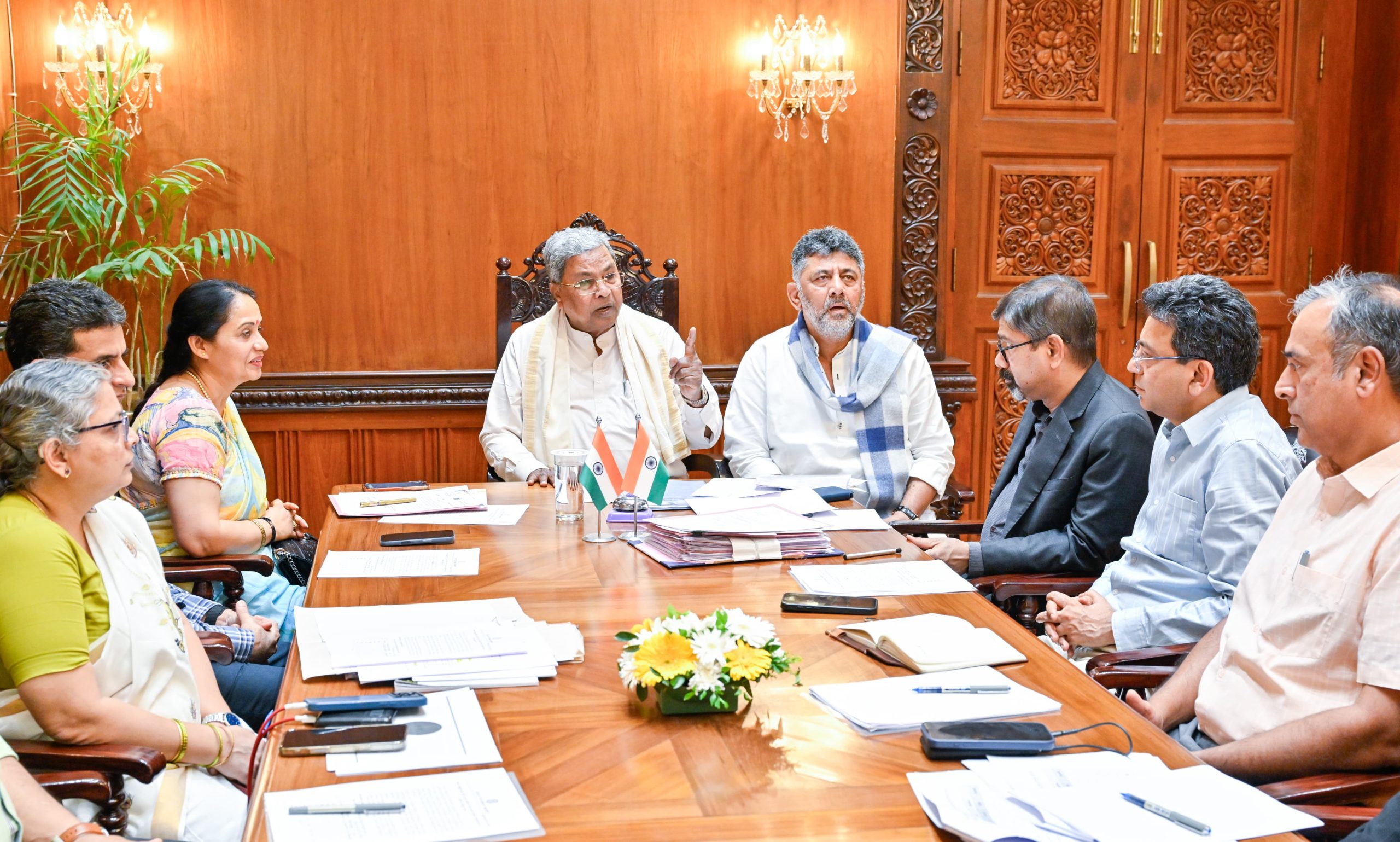 ಬೌರಿಂಗ್ ಆಸ್ಪತ್ರೆ ದುರಂತ. ಸಿಎಂ ಅಧ್ಯಕ್ಷತೆಯಲ್ಲಿ ಜಿಬಿಎ ಆಯುಕ್ತರುಗಳ ಸಭೆ.  ಉಪ ಮುಖ್ಯಮಂತ್ರಿಗಳ ಉಪಸ್ಥಿತಿ……ಗೋಡೆಗೆ ಹಾನಿ ಆಗಲಿದೆ ಎಂದು ತಿಳಿದಿದ್ದರೂ ಕಾಮಗಾರಿ ನಡೆಯುವಾಗ ಮಣ್ಣು ಸುರಿದದ್ದು ಏಕೆ.ಸಂಬಂಧಪಟ್ಟ ಕಾರ್ಯಪಾಲಕ ಎಂಜಿನಿಯರ್ ಕೂಡಲೇ ಅಮಾನತು ಮಾಡಿ ಎಂದ ಸಿಎಂ. ಗೋಡೆಗೆ ಹಾನಿಯಾಗುವಂತೆ ಮಣ್ಣು ಸುರಿದದ್ದು ಏಕೆ. ನೀವು ಏಕೆ ನೋಡಿಕೊಳ್ಳಲಿಲ್ಲ. ಆಸ್ಪತ್ರೆ ಮುಖ್ಯಸ್ಥರನ್ನು ತರಾಟೆಗೆ ತೆಗೆದುಕೊಂಡ ಸಿಎಂ.ಬೌರಿಂಗ್ ಆಸ್ಪತ್ರೆ ಮುಖ್ಯಸ್ಥರಿಗೆ ನೋಟಿಸ್ ನೀಡಲು ಆದೇಶ