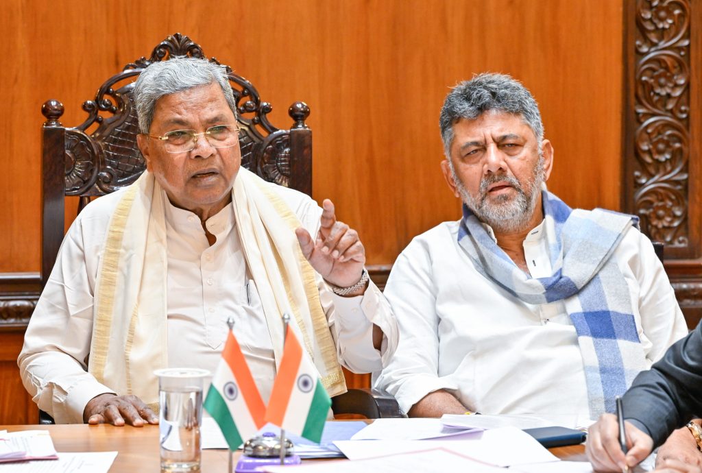 ಬೌರಿಂಗ್ ಆಸ್ಪತ್ರೆ ದುರಂತ. ಸಿಎಂ ಅಧ್ಯಕ್ಷತೆಯಲ್ಲಿ ಜಿಬಿಎ ಆಯುಕ್ತರುಗಳ ಸಭೆ. ಉಪ ಮುಖ್ಯಮಂತ್ರಿಗಳ ಉಪಸ್ಥಿತಿ......ಗೋಡೆಗೆ ಹಾನಿ ಆಗಲಿದೆ ಎಂದು ತಿಳಿದಿದ್ದರೂ ಕಾಮಗಾರಿ ನಡೆಯುವಾಗ ಮಣ್ಣು ಸುರಿದದ್ದು ಏಕೆ.ಸಂಬಂಧಪಟ್ಟ ಕಾರ್ಯಪಾಲಕ ಎಂಜಿನಿಯರ್ ಕೂಡಲೇ ಅಮಾನತು ಮಾಡಿ ಎಂದ ಸಿಎಂ. ಗೋಡೆಗೆ ಹಾನಿಯಾಗುವಂತೆ ಮಣ್ಣು ಸುರಿದದ್ದು ಏಕೆ. ನೀವು ಏಕೆ ನೋಡಿಕೊಳ್ಳಲಿಲ್ಲ. ಆಸ್ಪತ್ರೆ ಮುಖ್ಯಸ್ಥರನ್ನು ತರಾಟೆಗೆ ತೆಗೆದುಕೊಂಡ ಸಿಎಂ.ಬೌರಿಂಗ್ ಆಸ್ಪತ್ರೆ ಮುಖ್ಯಸ್ಥರಿಗೆ ನೋಟಿಸ್ ನೀಡಲು ಆದೇಶ