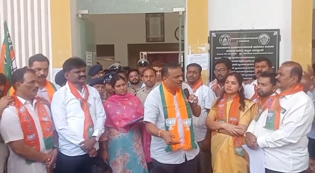 ನಗರಪಾಲಿಕೆಯ ತೆರಿಗೆ ಹೆಚ್ಚಳ ಕ್ರಮಕ್ಕೆ ಆಕ್ರೋಶಪಾಲಿಕೆ ಕಚೇರಿ ಬಳಿ ಬಿಜೆಪಿ ಮುಖಂಡರ ಪ್ರತಿಭಟನೆತುಮಕೂರು: ತುಮಕೂರು ನಗರಪಾಲಿಕೆ ವಿವಿಧ ತೆರಿಗೆ ಹೆಚ್ಚಳ ಮಾಡಿರುವುದನ್ನು ಖಂಡಿಸಿ, ಪಾಲಿಕೆಯಲ್ಲಿ ಹೆಚ್ಚಾಗಿರುವ ಭ್ರಷ್ಟಾಚಾರ