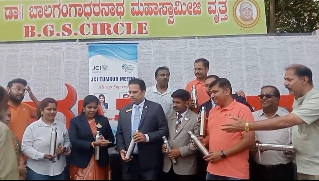 ತುಮಕೂರು: ಜೆಸಿಐ ತುಮಕೂರು ಮೆಟ್ರೋ ಘಟಕಕ್ಕೆ ನ್ಯಾಷನಲ್ ವೈಸ್ ಪ್ರೆಸಿಡೆಂಟ್ ಜೇಸಿ ಜಿತೇಶ್ ಅಡ್ವಾನಿ ರವರು ಭೇಟಿ ನೀಡಿ ಘಟಕದ ಕಾರ್ಯಗಳಿಗೆ ಮೆಚ್ಚುಗೆ ವ್ಯಕ್ತಪಡಿಸಿ ಉತ್ತೇಜನ ನೀಡಿದರು.ಈ ಸಂದರ್ಭದಲ್ಲಿ ಜೇಸಿಐ ಭಾರತದ ಫ್ಲಾಗ್‌ಶಿಪ್ ಕಾರ್ಯಕ್ರಮ