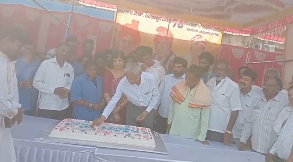 ಕೆ. ಎನ್. ರಾಜಣ್ಣನವರ ೭೬ನೇ ಹುಟ್ಟುಹಬ್ಬ ಆಚರಣೆಅಭಿಮಾನಿ ಬಳಗದಿಂದ ಅನ್ನಸಂತರ್ಪಣೆ, ಸಿಹಿ ವಿತರಣೆ ತುಮಕೂರು: ಮಾಜಿ ಸಚಿವ, ಮಧುಗಿರಿ ಶಾಸಕ, ಹಿರಿಯ ಸಹಕಾರಿ ಕೆ.ಎನ್. ರಾಜಣ್ಣ
