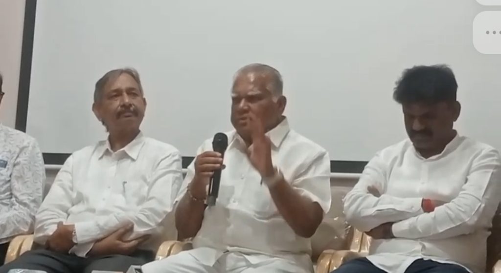 ತುಮಕೂರು:ರಾಜೀವ್‌ಗಾಂಧಿ ಆರೋಗ್ಯ ವಿಜ್ಞಾನ ವಿಶ್ವವಿದ್ಯಾಲಯದ ಕುಲಪತಿಗಳಾದ ಡಾ.ಭಗವಾನ್.ಬಿ.ಸಿ. ಅವರ ಅಧ್ಯಕ್ಷತೆಯಲ್ಲಿ,ರಾಜೀವಗಾಂಧಿ ಆರೋಗ್ಯ ವಿವಿಯ ವ್ಯಾಪ್ತಿಗೆ ಒಳಪಡುವ ಕಾಲೇಜುಗಳ ಸಹಯೋಗದಲ್ಲಿ ನಶಾ ಮುಕ್ತ ಭಾರತ, ನಶಾ ಮುಕ್ತ ಕರ್ನಾಟಕ, ನಶಾ ಮುಕ್ತ ಕ್ಯಾಂಪಸ್