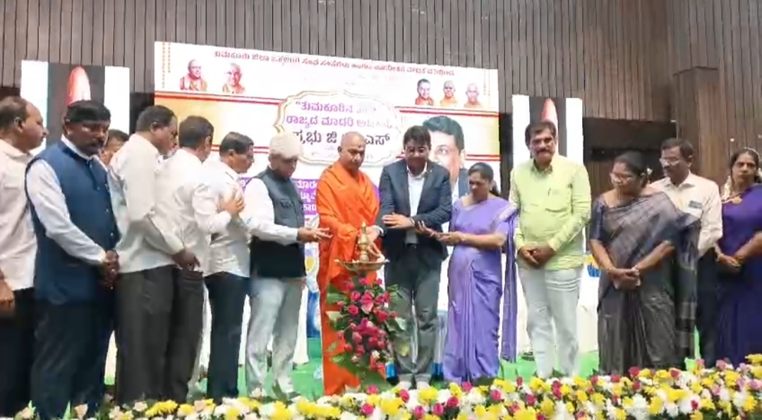 ಐಎಎಸ್ ಅಧಿಕಾರಿ ಪ್ರಭುಗೆ ಒಕ್ಕಲಿಗ ಸಂಘಟನೆಗಳ ಅಭಿನಂದನೆ ತುಮಕೂರು ಸರ್ಕಾರಿ ಅಧಿಕಾರಿಯಾದವರು ಸಮಾಜಕ್ಕೆ, ಸರ್ಕಾರಕ್ಕೆ ಋಣಿಯಾಗಿ ಕೆಲಸ ಮಾಡಬೇಕು ಅಧಿಕಾರಿ ವರ್ಗವಾಗಿ ಹೋದರೂ ಅವರು ಮಾಡಿರುವ ಕೆಲಸಗಳ ಮೂಲಕ ಜನರು ಅಧಿಕಾರಿಯನ್ನು ಸ್ಮರಿಸುವಂತೆ ಕೆಲಸ ಮಾಡಬೇಕು