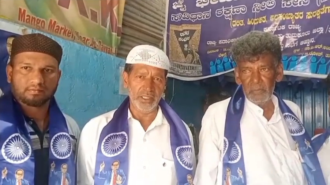 ತುಮಕೂರು : ಸಂವಿಧಾನ ರಕ್ಷಣಾ ನೀಲಿ ಸೇನೆಯ ತುಮಕೂರು ಜಿಲ್ಲಾಧ್ಯಕ್ಷರಾದ ಖುದ್ದೂಸ್ ಅಹಮ್ಮದ್ ರವರ ನೇತೃತ್ವದಲ್ಲಿ ರಾಜ್ಯ ಪ್ರತಿನಿಧಿಗಳಾದ ಗಂಗಾಧರ್ ಮತ್ತು ಹನುಮನರಸಯ್ಯ (ದೊಡ್ಡಯ್ಯ) ಇವರುಗಳ ಸಮ್ಮುಖದಲ್ಲಿ ನಗರದ ಗುಬ್ಬಿ ವೀರಣ್ಣ ಕಲಾಕ್ಷೇತ್ರದ ಬಳಿಯಿರುವ ತುಮಕೂರು ಜಿಲ್ಲಾ ಕಛೇರಿಯಲ್ಲಿ ಮೈಸೂರು ಜಿಲ್ಲೆಯಿಂದ ಆಗಮಿಸಿದ್ದ ಮುಬಾರಕ್ ಮತ್ತು ಇನ್ನಿತರರು ಸಂಘಕ್ಕೆ ಅಧಿಕೃತವಾಗಿ ಸೇರ್ಪಡೆಯಾದರು