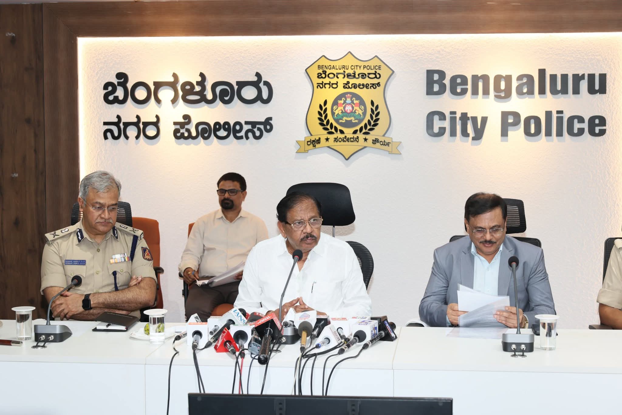ಇಡೀ ದೇಶದಲ್ಲೇ ಮೊಟ್ಟ ಮೊದಲ ಬಾರಿಗೆ 112 ಎಮೆರ್ಜೆನ್ಸಿ ರೆಸ್ಪಾನ್ಸ್ (ERSS) ಬಹುಭಾಷೆಗಳಲ್ಲಿ ಸ್ಪಂದಿಸುವ ತಂತ್ರಜ್ಞಾನವನ್ನು ಬೆಂಗಳೂರು ನಗರ‌ ಪೊಲೀಸರು ಅಳವಡಿಸಿಕೊಂಡಿದ್ದು, ನಗರ ಪೊಲೀಸ್ ಆಯುಕ್ತರ ಕಚೇರಿಯಲ್ಲಿ ಇಂದು ಚಾಲನೆ ನೀಡಿದೆ