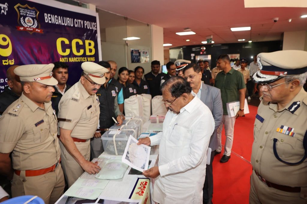 ಇಡೀ ದೇಶದಲ್ಲೇ ಮೊಟ್ಟ ಮೊದಲ ಬಾರಿಗೆ 112 ಎಮೆರ್ಜೆನ್ಸಿ ರೆಸ್ಪಾನ್ಸ್ (ERSS) ಬಹುಭಾಷೆಗಳಲ್ಲಿ ಸ್ಪಂದಿಸುವ ತಂತ್ರಜ್ಞಾನವನ್ನು ಬೆಂಗಳೂರು ನಗರ‌ ಪೊಲೀಸರು ಅಳವಡಿಸಿಕೊಂಡಿದ್ದು, ನಗರ ಪೊಲೀಸ್ ಆಯುಕ್ತರ ಕಚೇರಿಯಲ್ಲಿ ಇಂದು ಚಾಲನೆ ನೀಡಿದೆ