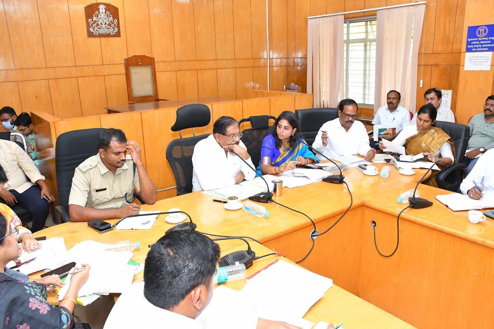 ದಿನಾಂಕ:02-05-2026ರಂದು ಮೇ 20ರಂದು ಸನ್ಮಾನ್ಯ ಮುಖ್ಯಮಂತ್ರಿ Siddaramaiah ಅವರು ನೇತೃತ್ವದ ಸರ್ಕಾರಕ್ಕೆ 3 ವರ್ಷ ತುಂಬಲಿದ್ದು, ತುಮಕೂರಿನಲ್ಲಿ ಬೃಹತ್ ಸಮಾವೇಶ ಹಮ್ಮಿಕೊಳ್ಳಲು ಯೋಜಿಸಲಾಗಿದೆ. ಈ ಹಿನ್ನೆಲೆಯಲ್ಲಿ ಜಿಲ್ಲಾಡಳಿತ ಸಕಲ ಸಿದ್ಧತೆ ಕೈಗೊಳ್ಳುವಂತೆ ಗೃಹ ಸಚಿವರು ಹಾಗೂ ಜಿಲ್ಲಾ ಉಸ್ತುವಾರಿ ಸಚಿವರು DR. G Parameshwara ಅವರು ತಿಳಿಸಿದ್ದಾರೆ