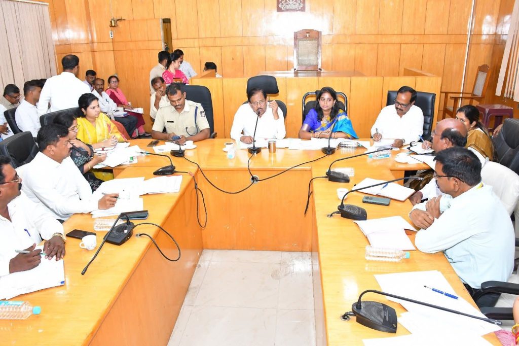 ದಿನಾಂಕ:02-05-2026ರಂದು ಮೇ 20ರಂದು ಸನ್ಮಾನ್ಯ ಮುಖ್ಯಮಂತ್ರಿ Siddaramaiah ಅವರು ನೇತೃತ್ವದ ಸರ್ಕಾರಕ್ಕೆ 3 ವರ್ಷ ತುಂಬಲಿದ್ದು, ತುಮಕೂರಿನಲ್ಲಿ ಬೃಹತ್ ಸಮಾವೇಶ ಹಮ್ಮಿಕೊಳ್ಳಲು ಯೋಜಿಸಲಾಗಿದೆ. ಈ ಹಿನ್ನೆಲೆಯಲ್ಲಿ ಜಿಲ್ಲಾಡಳಿತ ಸಕಲ ಸಿದ್ಧತೆ ಕೈಗೊಳ್ಳುವಂತೆ ಗೃಹ ಸಚಿವರು ಹಾಗೂ ಜಿಲ್ಲಾ ಉಸ್ತುವಾರಿ ಸಚಿವರು DR. G Parameshwara ಅವರು ತಿಳಿಸಿದ್ದಾರೆ