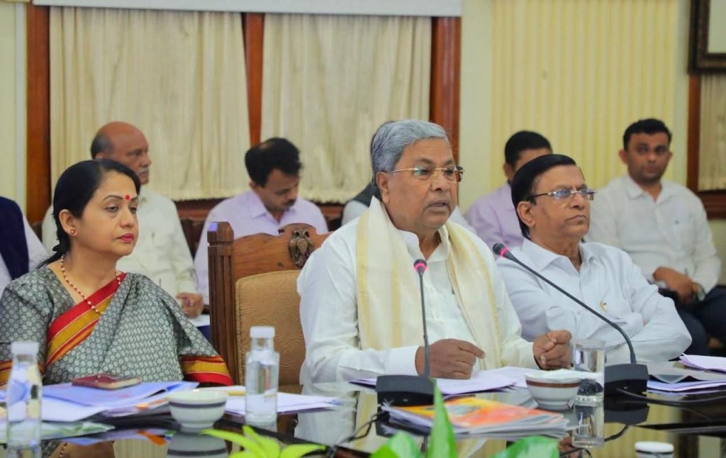 ಮುಖ್ಯಮಂತ್ರಿ Siddaramaiah ಅವರು ಇಂದು ಎಲ್ಲಾ ಇಲಾಖೆಗಳ ಸರ್ಕಾರದ ಅಪರ ಮುಖ್ಯ ಕಾರ್ಯದರ್ಶಿಗಳು, ಪ್ರಧಾನ ಕಾರ್ಯದರ್ಶಿಗಳು / ಕಾರ್ಯದರ್ಶಿಗಳ ಸಭೆ ನಡೆಸಿ ಹಲವು ಮಹತ್ವದ ಸೂಚನೆಗಳನ್ನು ನೀಡಿದರು