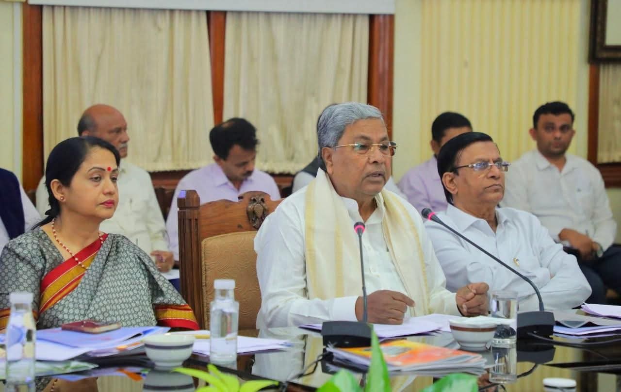 ಮುಖ್ಯಮಂತ್ರಿ Siddaramaiah ಅವರು ಇಂದು ಎಲ್ಲಾ ಇಲಾಖೆಗಳ ಸರ್ಕಾರದ ಅಪರ ಮುಖ್ಯ ಕಾರ್ಯದರ್ಶಿಗಳು, ಪ್ರಧಾನ ಕಾರ್ಯದರ್ಶಿಗಳು / ಕಾರ್ಯದರ್ಶಿಗಳ ಸಭೆ ನಡೆಸಿ ಹಲವು ಮಹತ್ವದ ಸೂಚನೆಗಳನ್ನು ನೀಡಿದರು