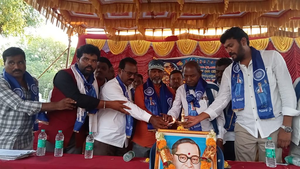 ಪಾವಗಡ: ' ಡಾಕ್ಟರ್ ಬಿ ಆರ್ ಅಂಬೇಡ್ಕರ್ ಅವರು ಸಂವಿಧಾನದಿಂದ ಮಹಿಳೆಯರಿಗೆ ಪುರುಷರಿಗೆ ಸಮಾನತೆ ನೋಡುವ ವ್ಯವಸ್ಥೆ ಅಂಬೇಡ್ಕರ್ ಮಾಡಿದ್ದಾರೆ ಹೆಣ್ಣು ಮಕ್ಕಳಿಗೆ ವೇದಿಕೆ ಕೊಡಿ ಅಂಬೇಡ್ಕರ್ ಅವರನ್ನು ಪ್ರತಿಯೊಬ್ಬರೂ ಸ್ಮರಿಸಬೇಕು' ಎಂದು ಡಿ ಎಸ್ ಎಸ್ ನಾರಾಯಣಪ್ಪ ತಿಳಿಸಿದರು