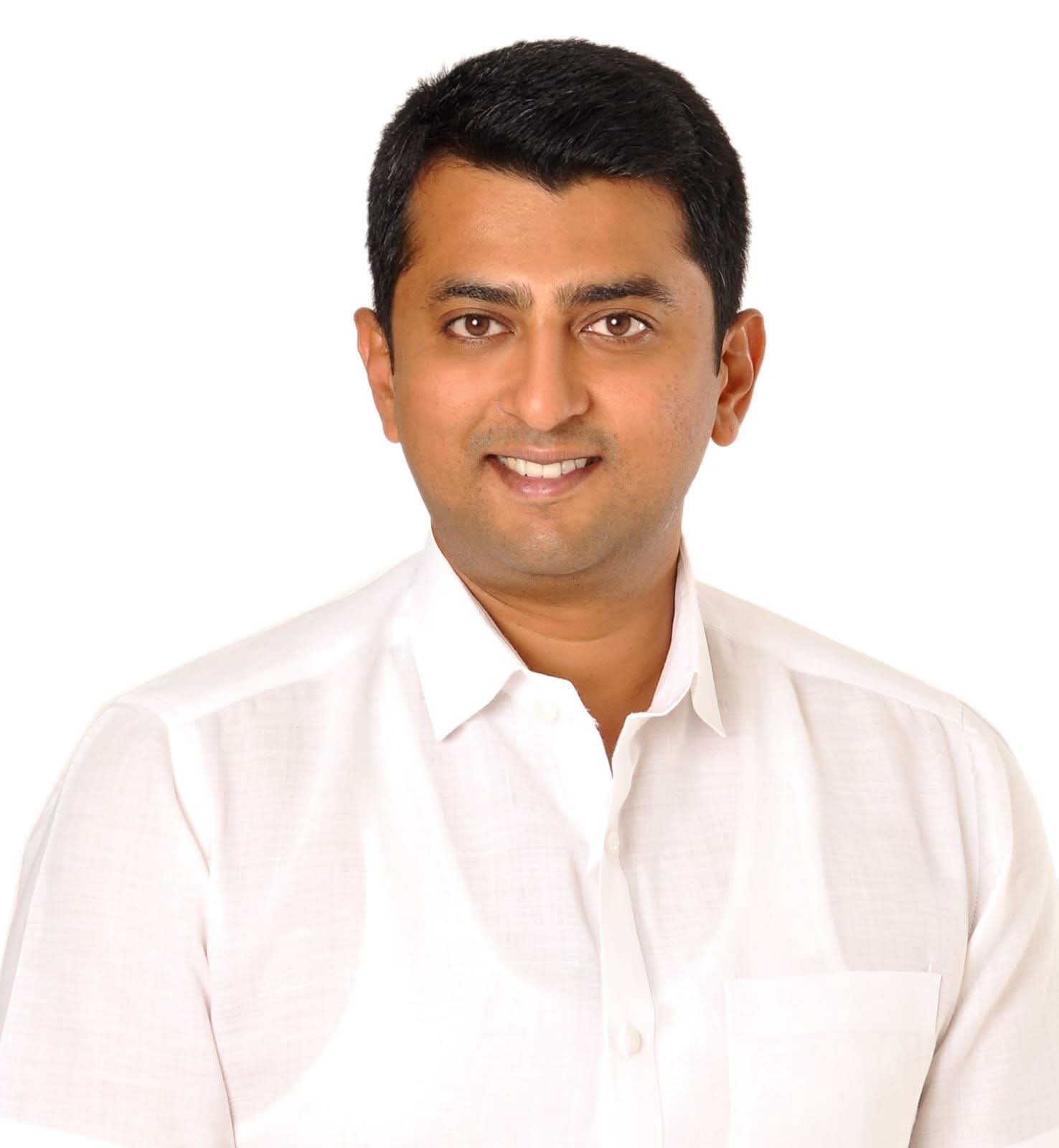 ಎಸ್.ಎಂ. ಕೃಷ್ಣ ದತ್ತಿ ನಿಧಿಗೆ ಯುವ ಮುಖಂಡ ರಘುವೀರ್ ಎಸ್ ಗೌಡ 3 ಲಕ್ಷ ದೇಣಿಗೆ ಕರ್ನಾಟಕ ಸಂಘದಲ್ಲಿ ಸ್ಥಾಪಿತ ದತ್ತಿ ನಿಧಿ ಮೊತ್ತ 10ಲಕ್ಷ ರೂ.ಗೇರಿಕೆ ವಿವಿಧ ಕ್ಷೇತ್ರದಲ್ಲಿ ಸಾಧನೆಗೈದವರಿಗೆ ಎಸ್.ಎಂ.ಕೃಷ್ಣ ಹೆಸರಿನಲ್ಲಿ ಪ್ರಶಸ್ತಿ : ಕರ್ನಾಟಕದ ಮಾಜಿ ಮುಖ್ಯಮಂತ್ರಿಗಳು ಹಿರಿಯ ಮುತ್ಸುದ್ದಿ ಎಸ್.ಎಂ.ಕೃಷ್ಣ  ಅವರ ಸ್ಮರಣಾರ್ಥವಾಗಿ ಕರ್ನಾಟಕ ಸಂಘದಲ್ಲಿ ಸ್ಥಾಪಿಸಿರುವ ಎಸ್.ಎಂ. ಕೃಷ್ಣ ದತ್ತಿ ನಿಧಿ ಗೆ ಕಾಂಗ್ರೆಸ್ ಯುವ ಮುಖಂಡ ರಘುವೀರ್ ಎಸ್.ಗೌಡ ಅವರು