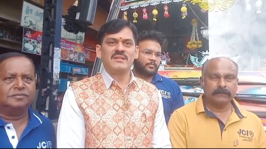 ಜೆ ಸಿ ಐ ತುಮಕೂರು ಮೆಟ್ರೋ ವತಿಯಿಂದ ಕಾರ್ಮಿಕ ದಿನಾಚರಣೆ ಪ್ರಯುಕ್ತ ಪೌರಕಾರ್ಮಿಕರು ಹಾಗೂ ಆರೋಗ್ಯ ಕೇಂದ್ರ ಸಿಬ್ಬಂದಿ ಹಾಗೂ ವಿವಿಧ ಕ್ಷೇತ್ರದ ಕಾರ್ಮಿಕರಿಗೆ ಸನ್ಮಾನಿಸಲಾಯಿತು ಜೆಸಿಐ ತುಮಕೂರು ಮೆಟ್ರೋ ವತಿಯಿಂದ ಕಾರ್ಮಿಕ ದಿನಾಚರಣೆಯನ್ನು ಆಚರಿಸಲಾಯಿತು