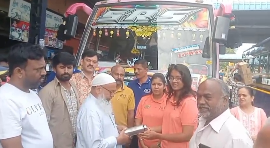 ಜೆ ಸಿ ಐ ತುಮಕೂರು ಮೆಟ್ರೋ ವತಿಯಿಂದ ಕಾರ್ಮಿಕ ದಿನಾಚರಣೆ ಪ್ರಯುಕ್ತ  ಪೌರಕಾರ್ಮಿಕರು ಹಾಗೂ ಆರೋಗ್ಯ ಕೇಂದ್ರ ಸಿಬ್ಬಂದಿ ಹಾಗೂ ವಿವಿಧ ಕ್ಷೇತ್ರದ ಕಾರ್ಮಿಕರಿಗೆ ಸನ್ಮಾನಿಸಲಾಯಿತು ಜೆಸಿಐ ತುಮಕೂರು ಮೆಟ್ರೋ ವತಿಯಿಂದ ಕಾರ್ಮಿಕ  ದಿನಾಚರಣೆಯನ್ನು ಆಚರಿಸಲಾಯಿತು