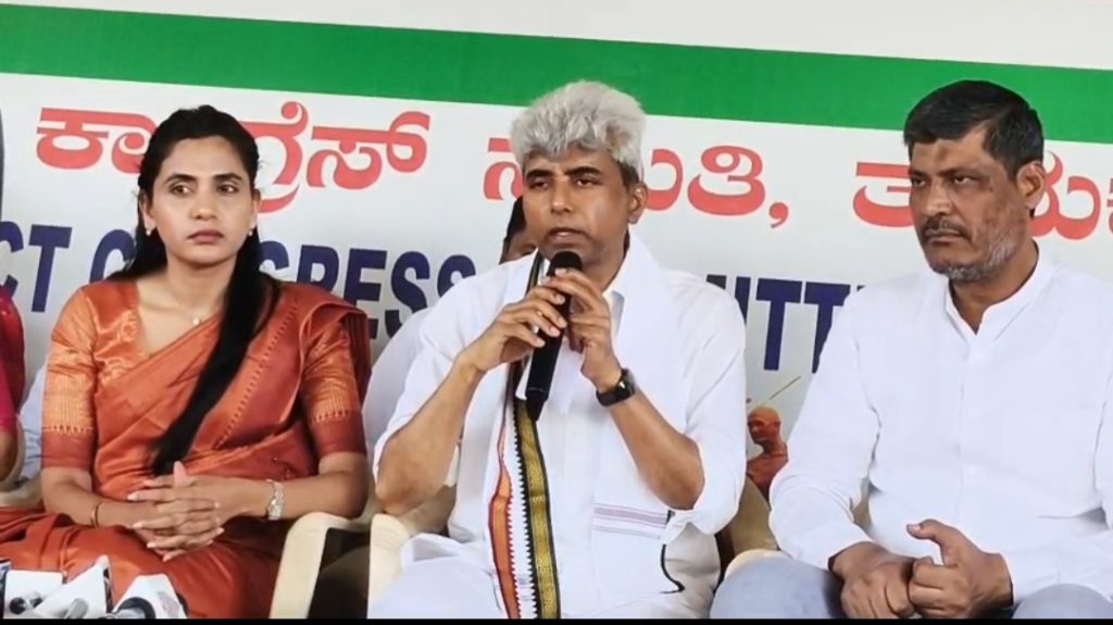 ತುಮಕೂರು.ಮೇ.04:ಐದು ರಾಜ್ಯಗಳ ಚುನಾವಣೆ ಇರುವ ಸಂದರ್ಭದಲ್ಲಿ ಬಿಜೆಪಿ ನೇತೃತ್ವದ ಎನ್.ಡಿ.ಎ ಒಕ್ಕೂಟ ಲೋಕಸಭಾ ವಿಶೇಷ ಅಧಿವೇಶದಲ್ಲಿ ಮಂಡಿಸಿದ ಮಹಿಳಾ ಮೀಸಲು ಮಸೂದೆ, ತೆರೆ ಮರೆಯಲ್ಲಿ ಲೋಕಸಭಾ ಕ್ಷೇತ್ರಗಳ ಪುನರ್ ವಿಂಗಡನೆಗೆ ಹೂಡಿದ ತಂತ್ರವಾಗಿದೆ ಎಂದು ಕೆಪಿಸಿಸಿ ವಕ್ತಾರರಾದ ಕುಸುಮ ತಿಳಿಸಿದ್ದಾರೆ